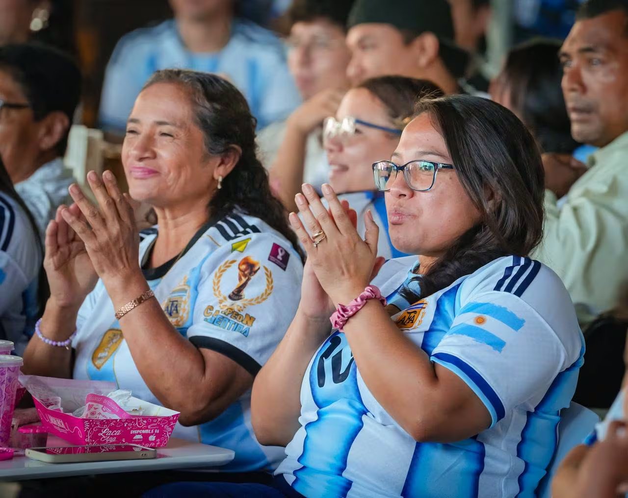 Salvadoreños de todas las edades salieron a espacios públicos para vivir el partido en comunidad. Entre cánticos y banderas, la celebración tomó dos colores. Lo que ocurrió tras el pitazo final marcó el ambiente (Foto cortesía San Salvador Centro)
