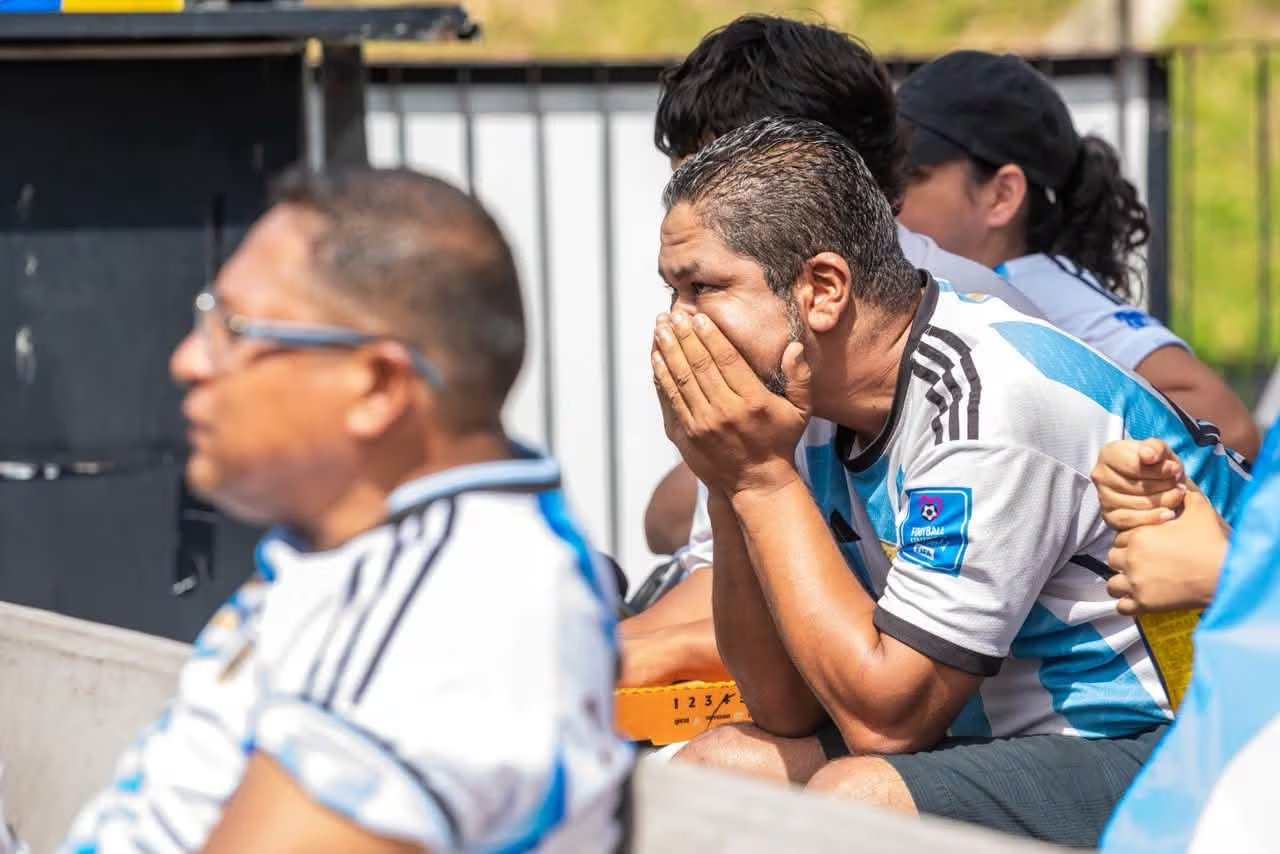 Personas de todas las edades se reunieron en espacios públicos para seguir el partido y celebrar a Argentina o a España (Foto cortesía Ministerio de Obras Públicas)