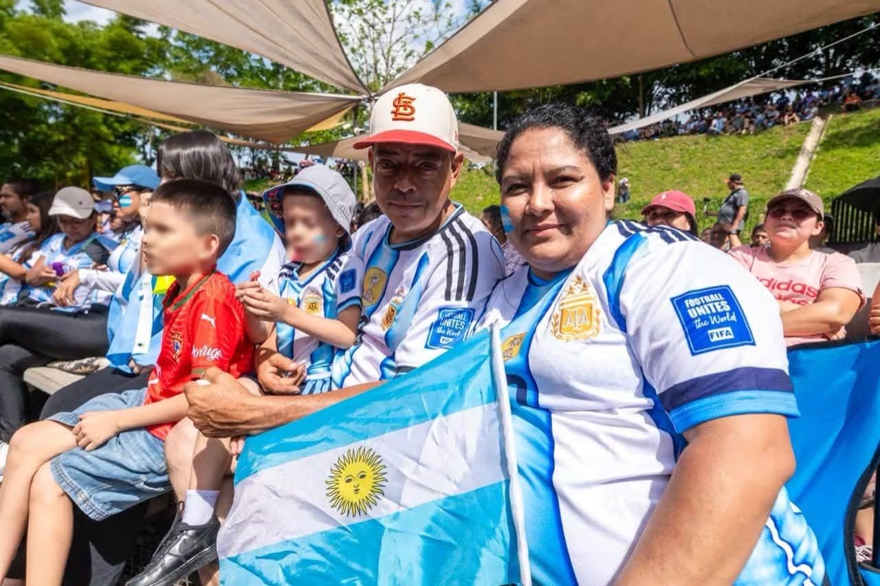 Personas de varias generaciones se juntaron en distintos puntos abiertos para acompañar el encuentro entre Argentina y España y disfrutar la jornada como una experiencia colectiva (Foto cortesía Ministerio de Obras Públicas)