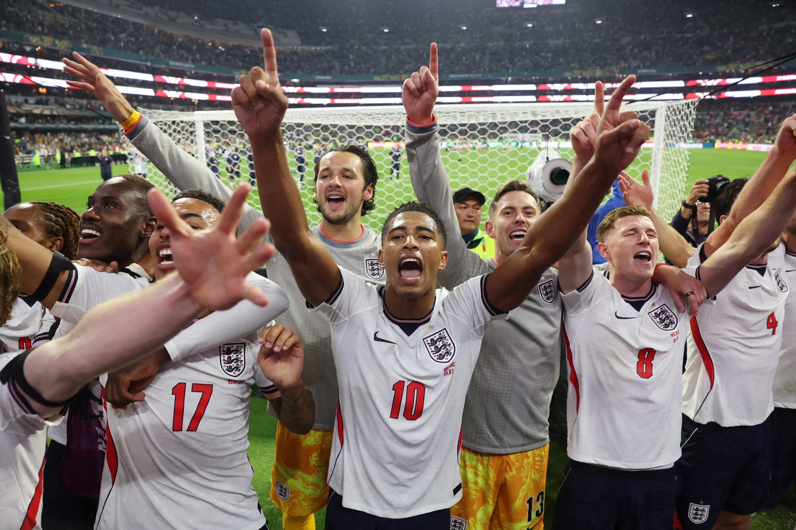 Soccer Football - FIFA World Cup 2026 - Round of 16 - Mexico v England - Estadio Azteca, Mexico City, Mexico - July 5, 2026 England's Jude Bellingham and teammates celebrate after the match REUTERS/Paul Childs TPX IMAGES OF THE DAY