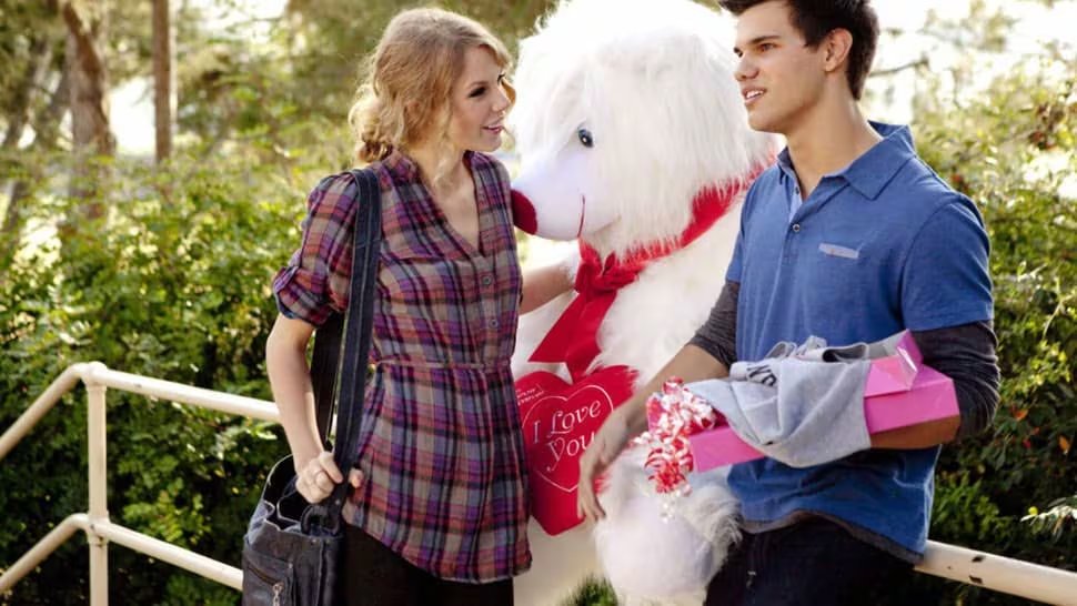 La cantante vinculó parte de su historia sentimental con su música, como ocurrió con “Back to December” tras su relación con Taylor Lautner (Captura de video)