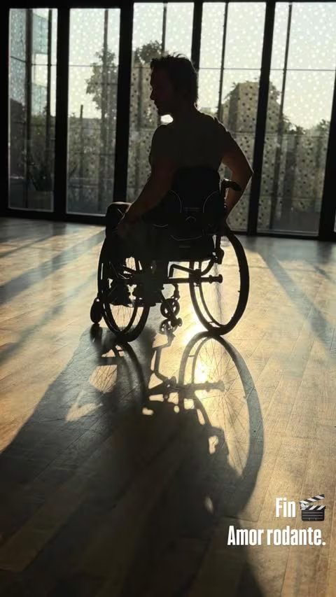 El actor Benjamín Vicuña aparece en una silla de ruedas a contraluz, creando una silueta marcada en un ambiente con grandes ventanas y el mensaje 'Fin Amor rodante'.