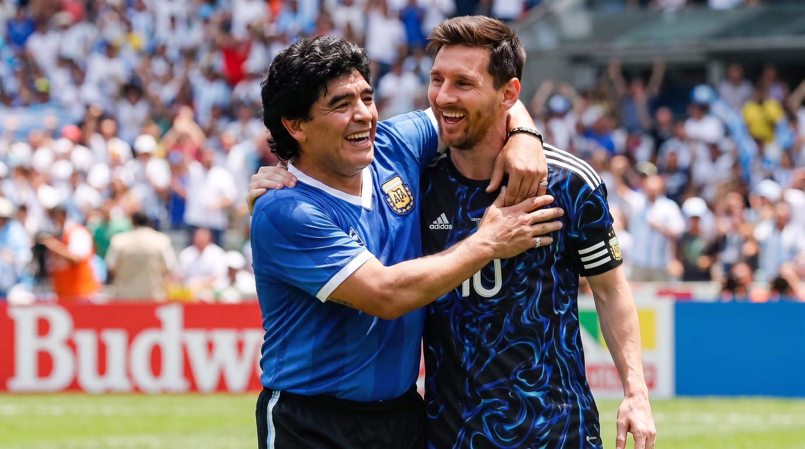 El abrazo simbólico de dos grandes. Diego Maradona con la camiseta de los dos goles a los ingleses y Lionel Messi con la casaca que usará esta tarde (Imagen Ilustrativa Infobae)