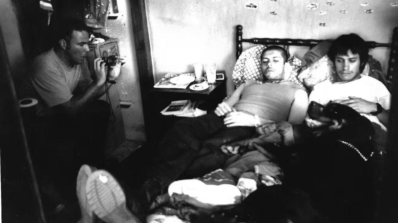 De izquierda a derecha: Alejandro González Iñárritu, Marco Pérez y Gael García Bernal en 'Amores perros'. (ImdB)