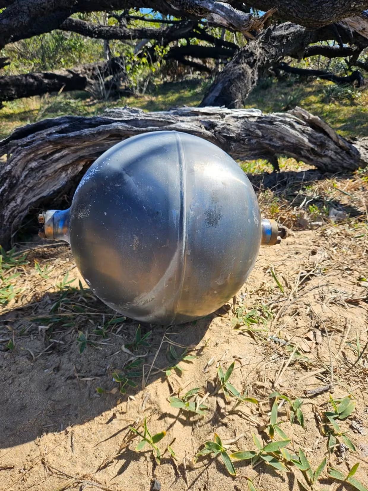 La Agencia Espacial Australiana confirmó que las esferas metálicas pertenecen a un cohete extranjero (Fotografía: Departamento de Bomberos de Queensland)