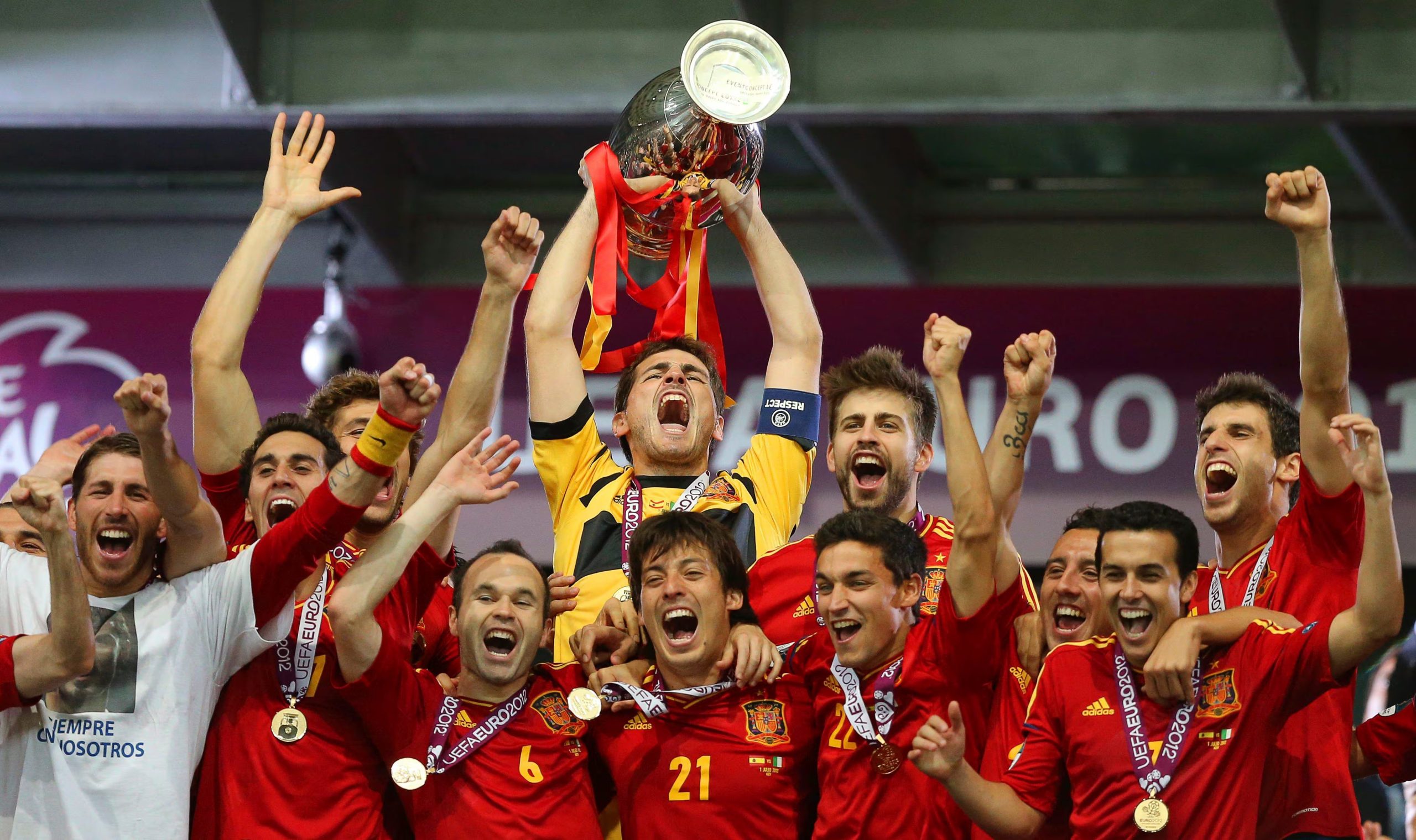 El guardameta de la selección española levanta el trofeo de la Eurocopa 2012 (EFE/Srdjan Suki)
