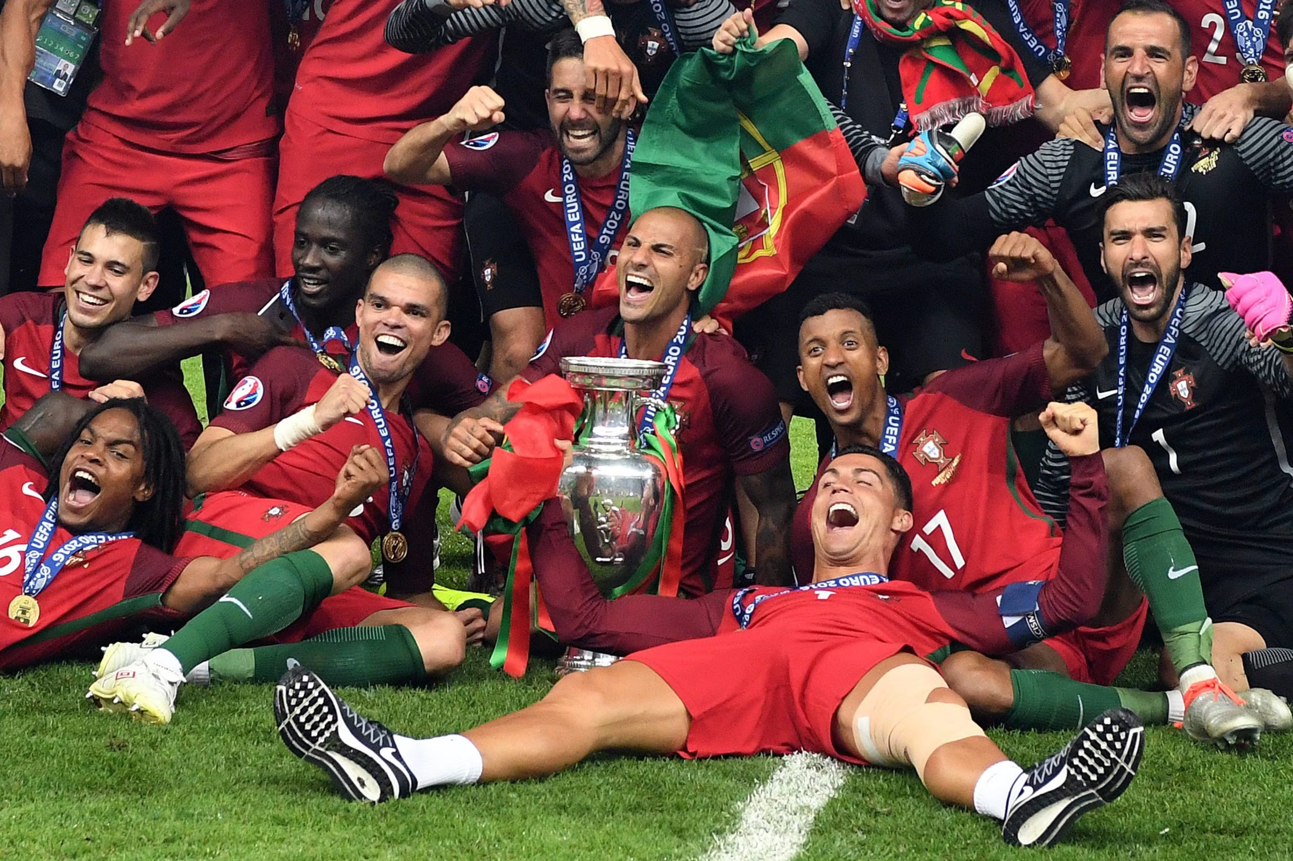 Portugal celebra la Eurocopa 2016, con Cristiano lesionado. (EFE)