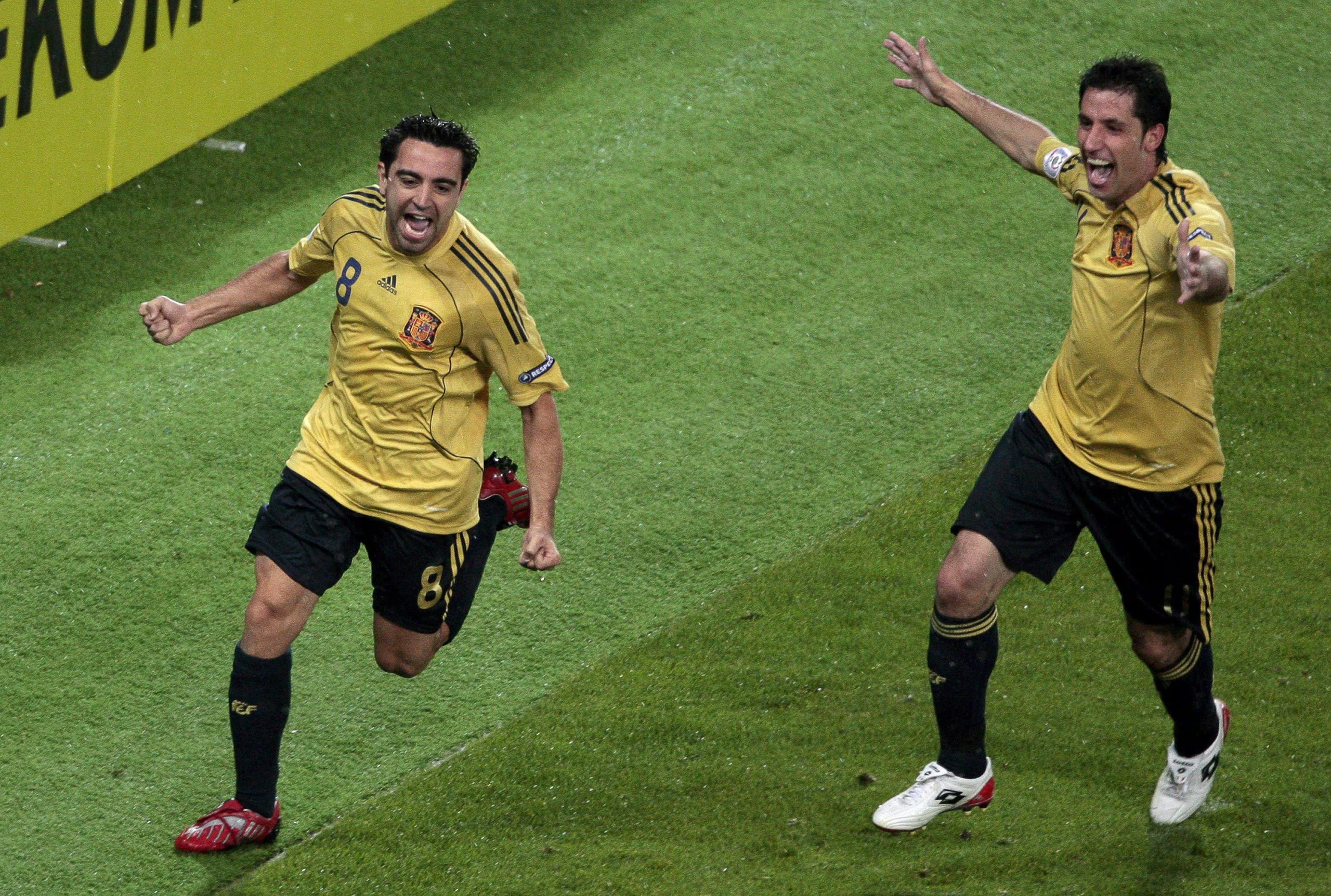 El jugador español Xavi Hernandez y Joan Capdevila en la Eurocopa 2008 (EFE/HELMUT FOHRINGER)
