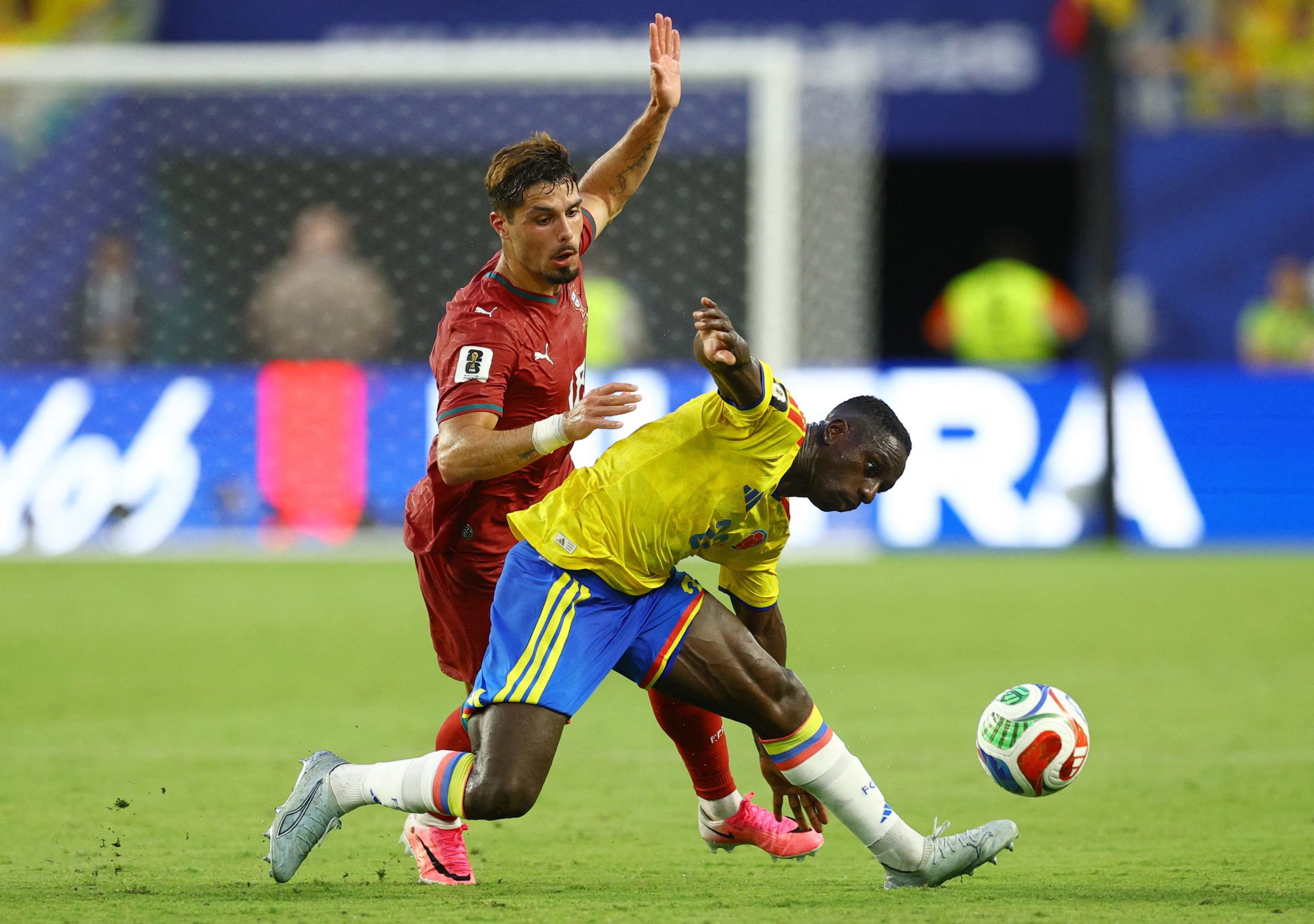 Pedro Neto y Deiver Machado en el Portugal vs. Colombia-crédito Nathan Ray Seebeck/IMAGES vía Reuters