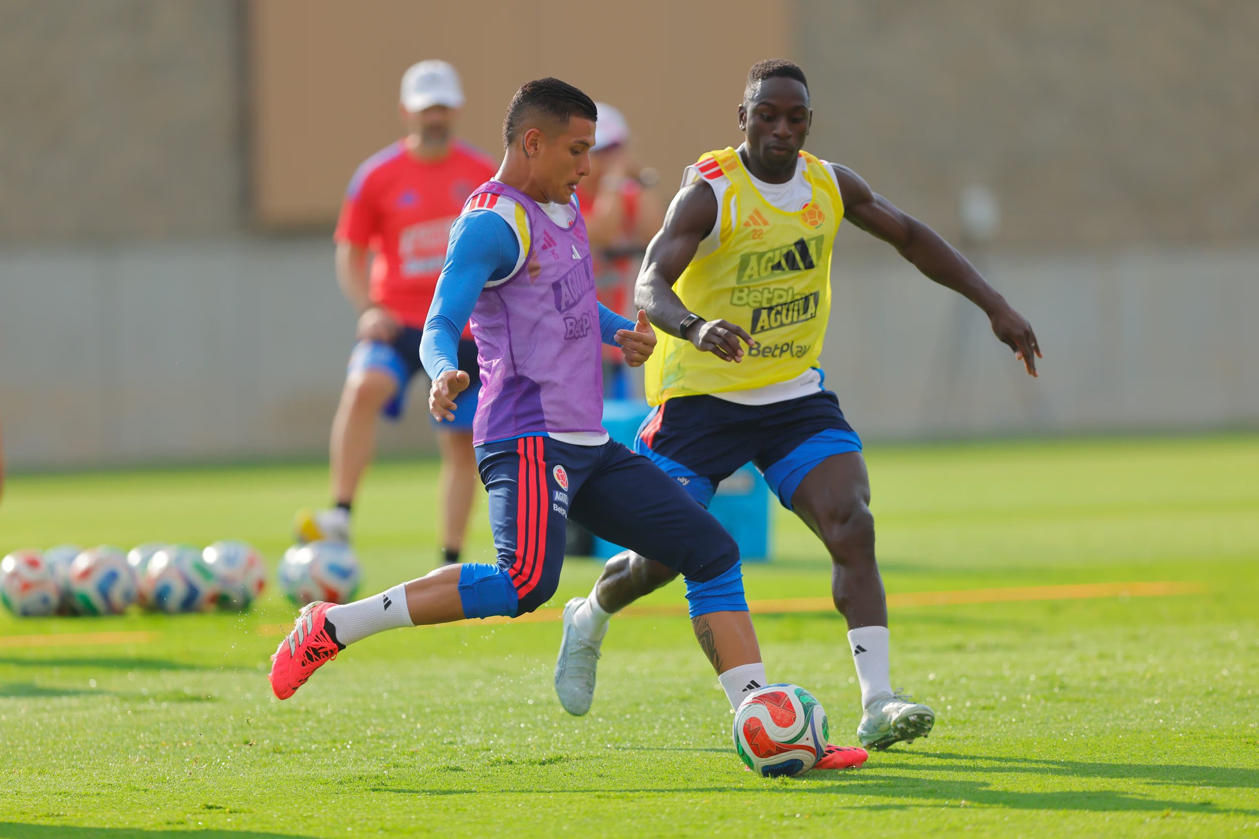 Juan Portilla (i) y Deiver Machado de Colombia participan en un entrenamiento como preparación para el partido del Mundial de la FIFA 2026 contra Portugal, este miércoles en Guadalajara (México). EFE/ Francisco Guasco
