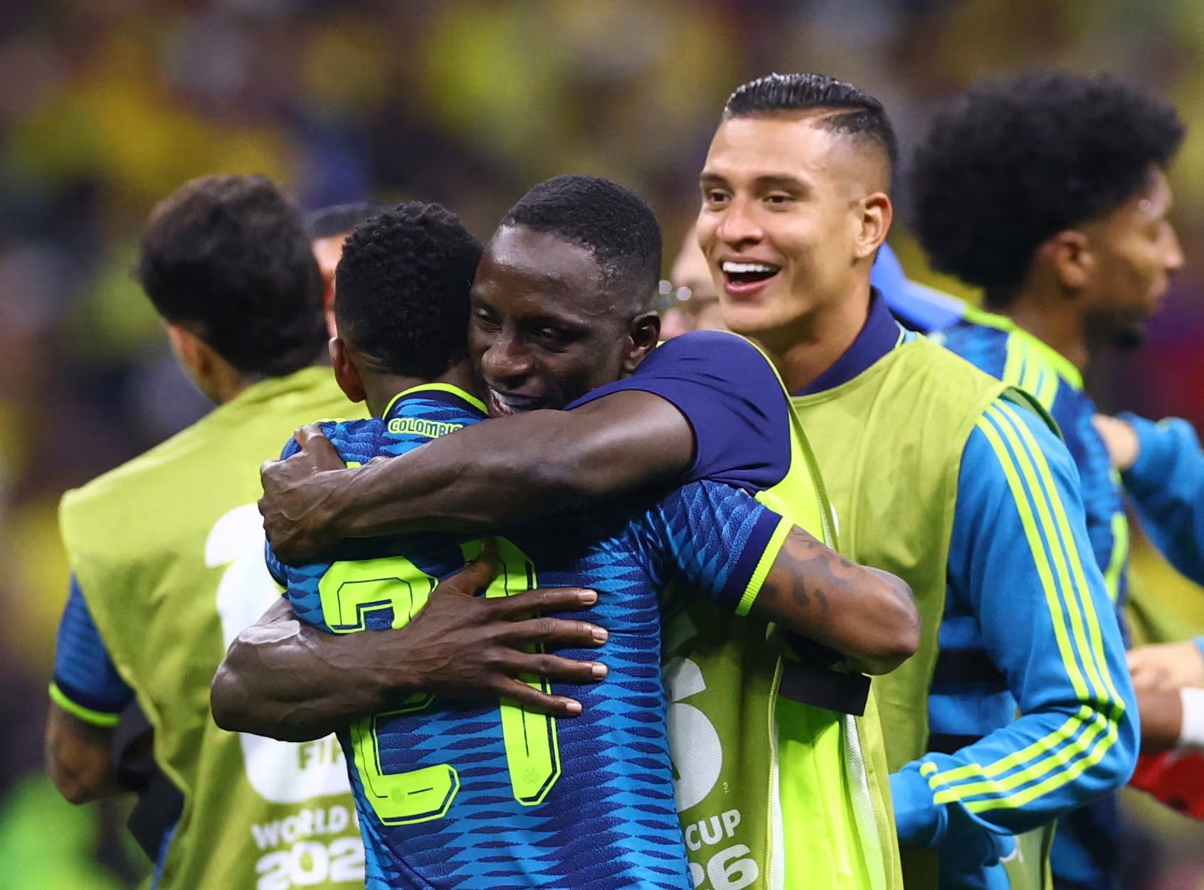 Deiver Machado celebrndo con Jaminton Campaz en la victoria por 3-1 ante Uzbekistán-crédito Raquel Cunha/REUTERS