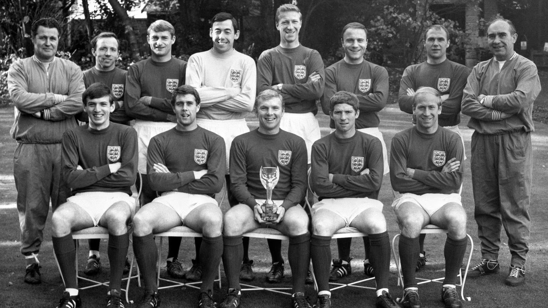 La Inglaterra de Bobby Charlton y Gordon Bankse otorgó al país su única Copa del Mundo en 1966. (PA Images via Reuters)