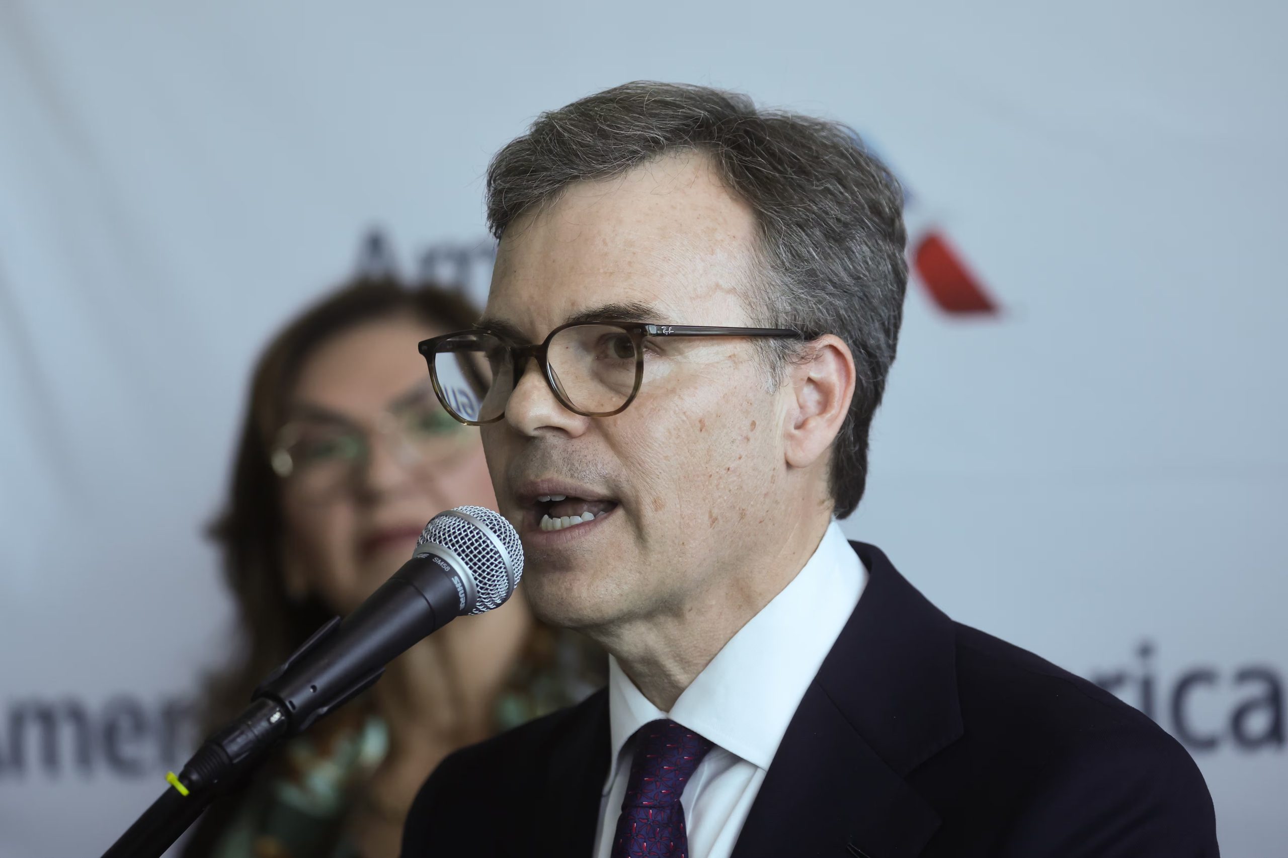 El encargado de negocios de Estados Unidos en Venezuela, John M. Barrett, habla en una rueda de prensa este 30 de abril de 2026, en el Aeropuerto Internacional de Maiquetía (Venezuela) (EFE/ Miguel Gutiérrez)