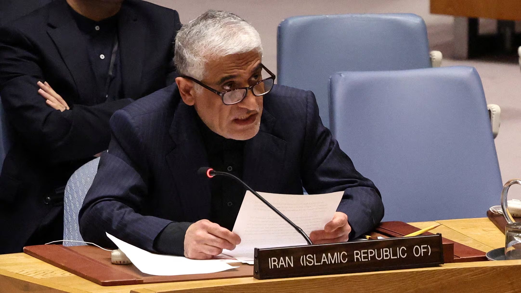 Amir-Saeid Iravani, representante iraní ante la ONU, se dirige a los miembros del Consejo de Seguridad (REUTERS)