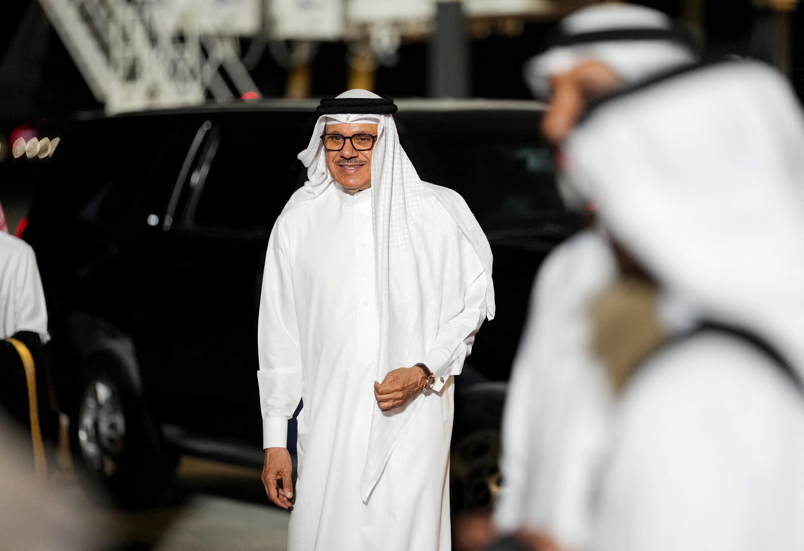 Abdullatif bin Rashid Al Zayani, canciller de Bahréin, aguarda en el aeropuerto de Manama la llegada de una delegación estadounidense en el marco de conversaciones sobre el acuerdo entre Estados Unidos e Irán (REUTERS)