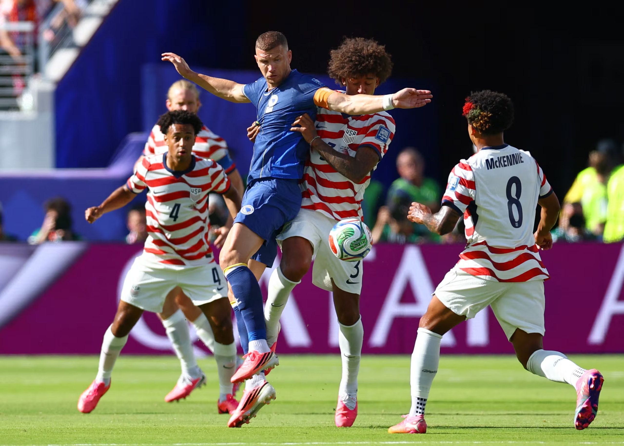 Edin Dzeko disputa un balón con la defensa de Estados Unidos (REUTERS/Phil Noble)
