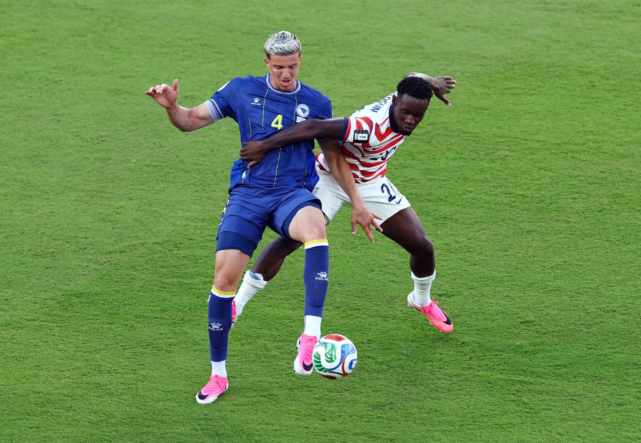 Folarin Balogun, de Estados Unidos, comete una falta sobre Tarik Muharemovic, de Bosnia y Herzegovina, antes de que le muestren la tarjeta roja. REUTERS/Pedro Nunes IMÁGENES DEL DÍA DE TPX