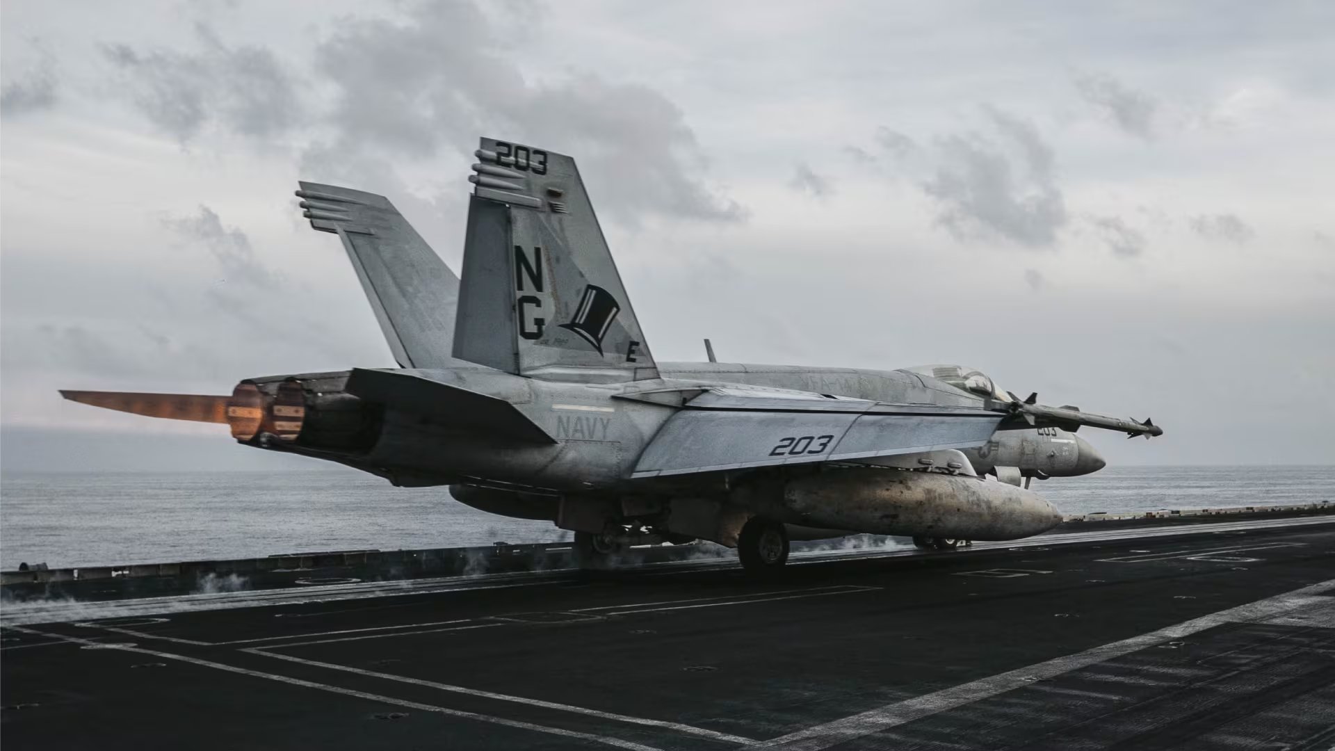 El portaaviones estadounidense USS Abraham Lincoln participa en las operaciones aéreas contra objetivos militares iraníes en medio de la escalada entre Washington y Teherán (@CENTCOM/Archivo)