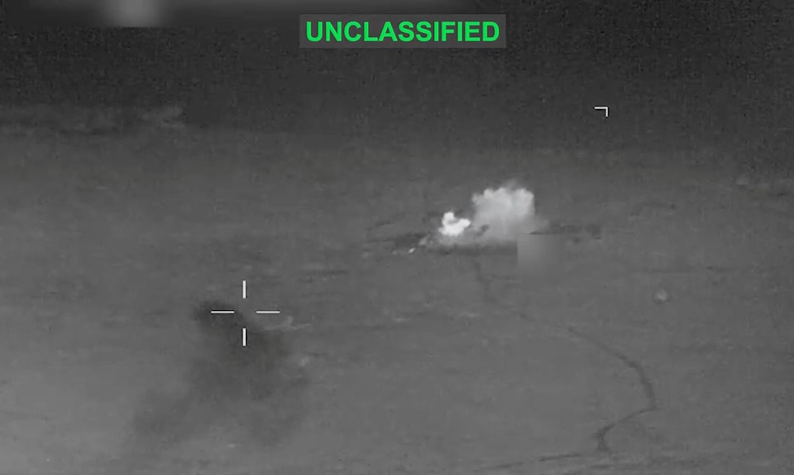 Una columna de humo se eleva tras una serie de ataques reportados por el Comando Central de Estados Unidos contra Irán