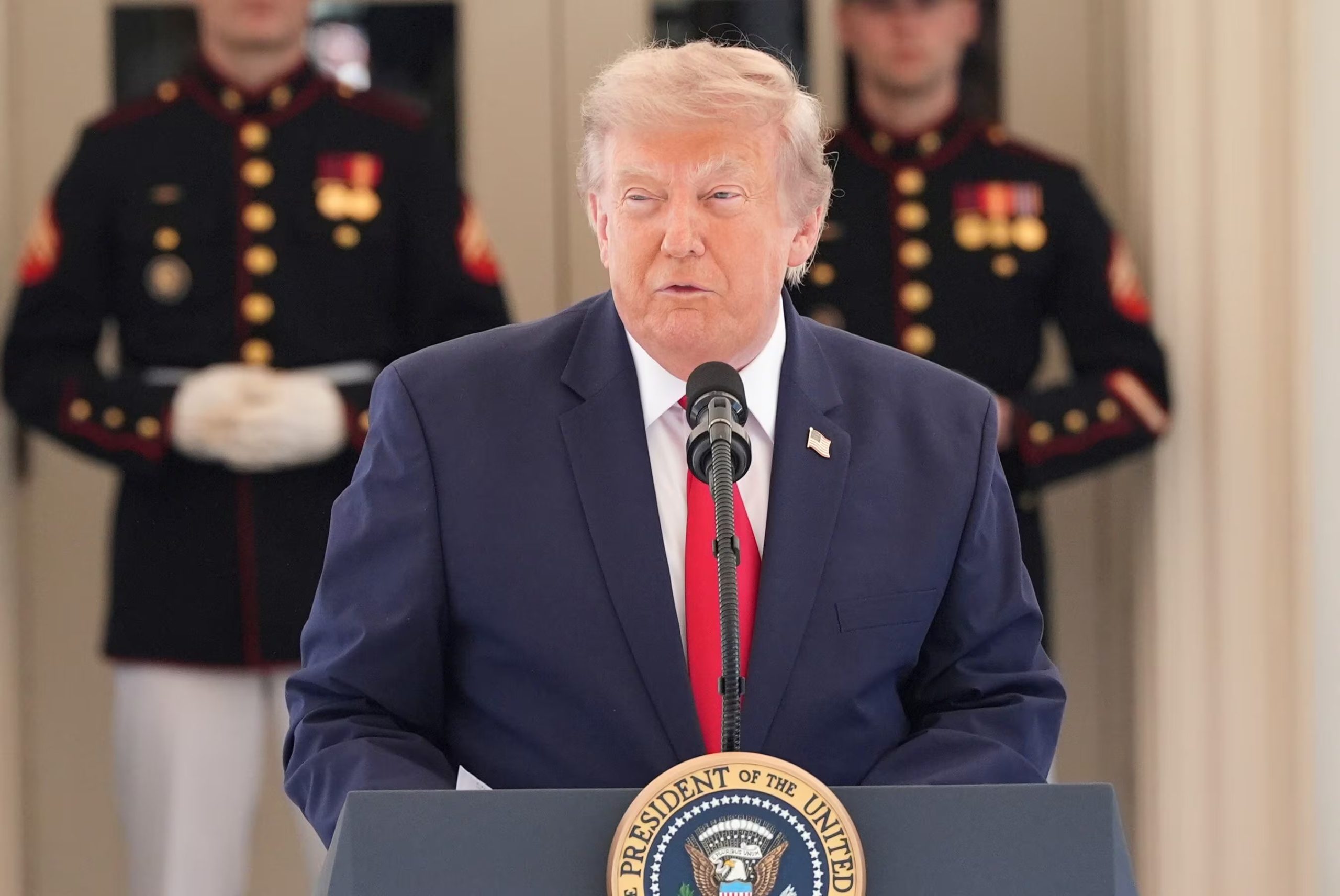 “Golpearemos a Irán muy fuerte”, aseguró el presidente Donald Trump, al sostener que Teherán no tendrá capacidad de respuesta frente a las acciones estadounidenses (Foto AP/Alex Brandon)