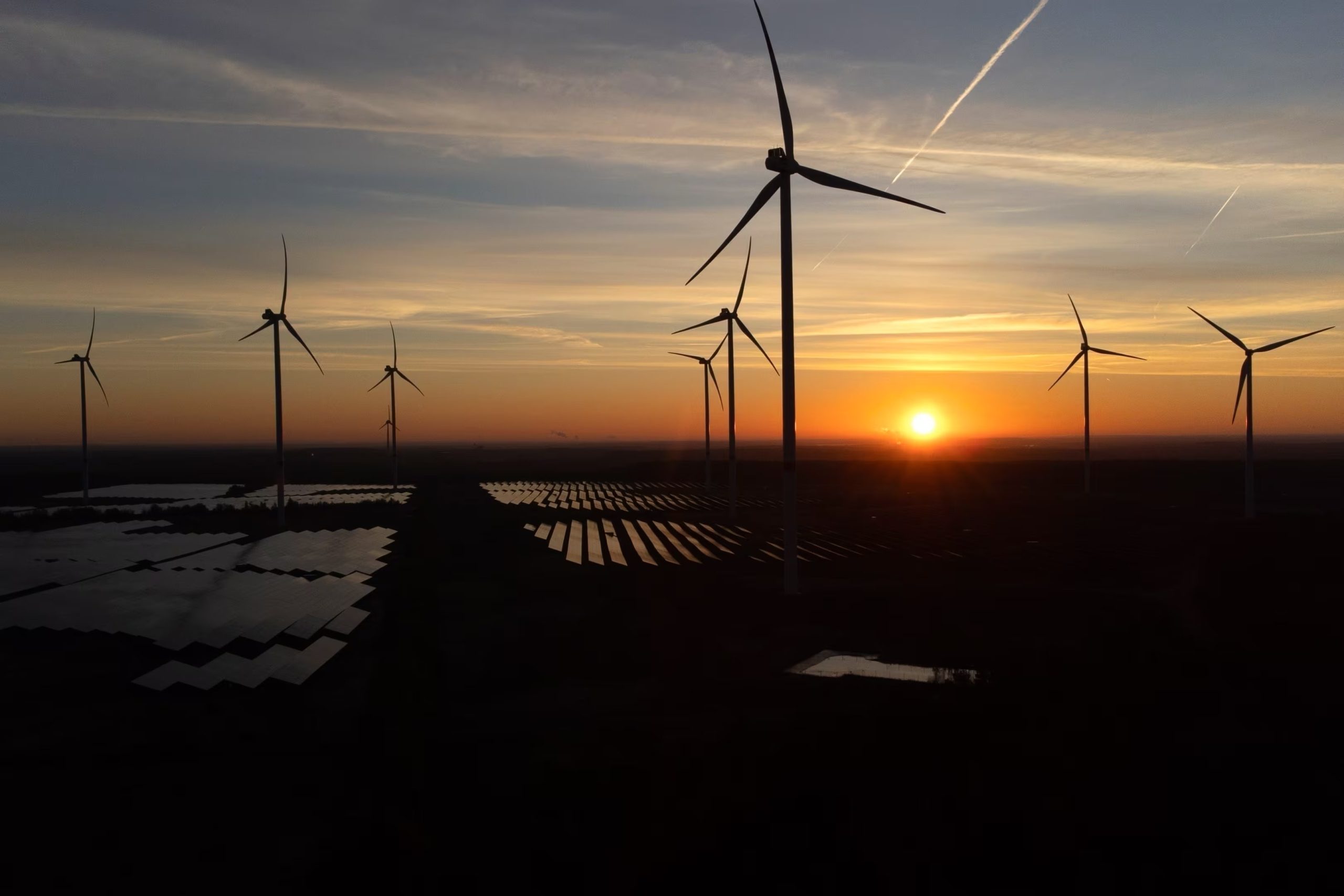 El informe destaca que el encarecimiento del gas natural tensó los mercados globales, con efectos dispares: China y Europa aumentaron emisiones, pero a menor ritmo y con mayor incorporación de renovables (AP foto/Matthias Schrader)