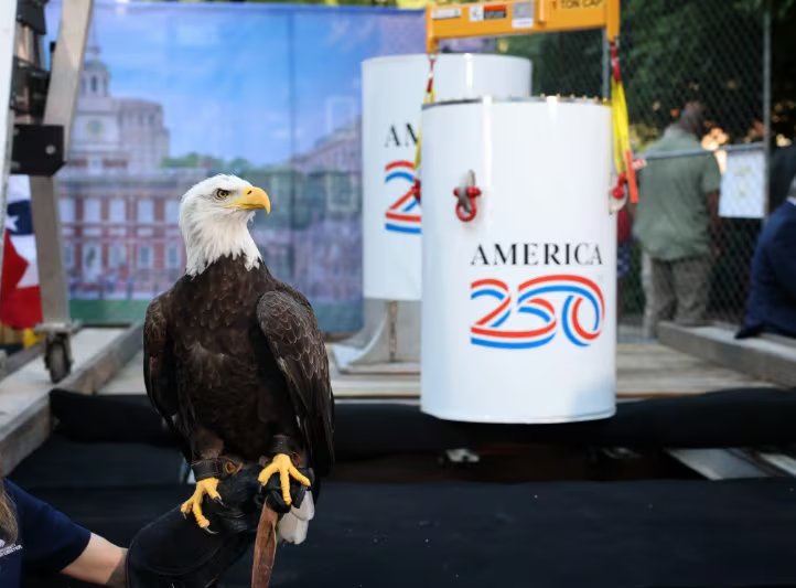El símbolo viviente de Estados Unidos acompañó la ceremonia, reforzando el mensaje de permanencia y libertad para las futuras generaciones (America250)