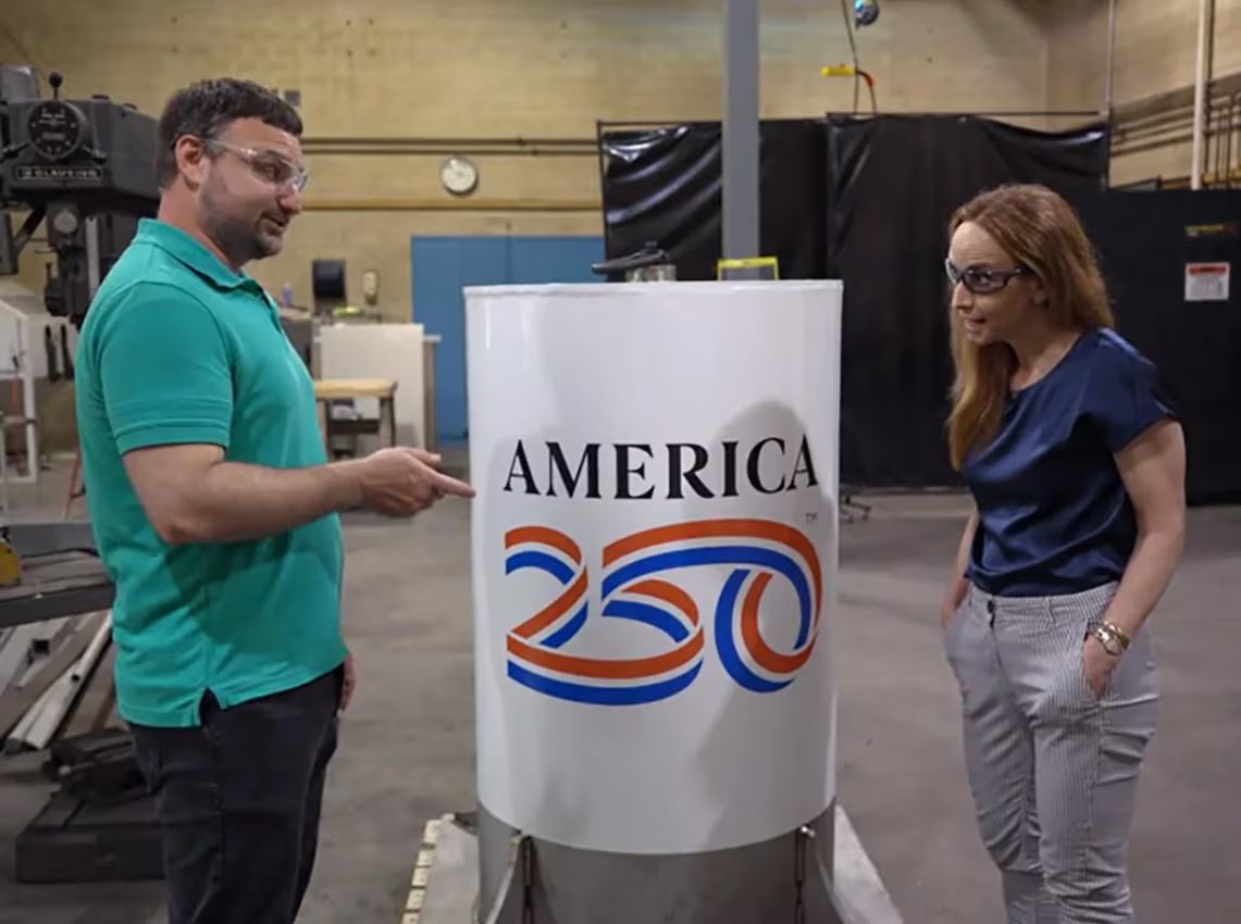 Un complejo sistema de sellado y registro institucional garantiza que los recuerdos y mensajes del presente lleguen intactos al año 2276 (CBS News)