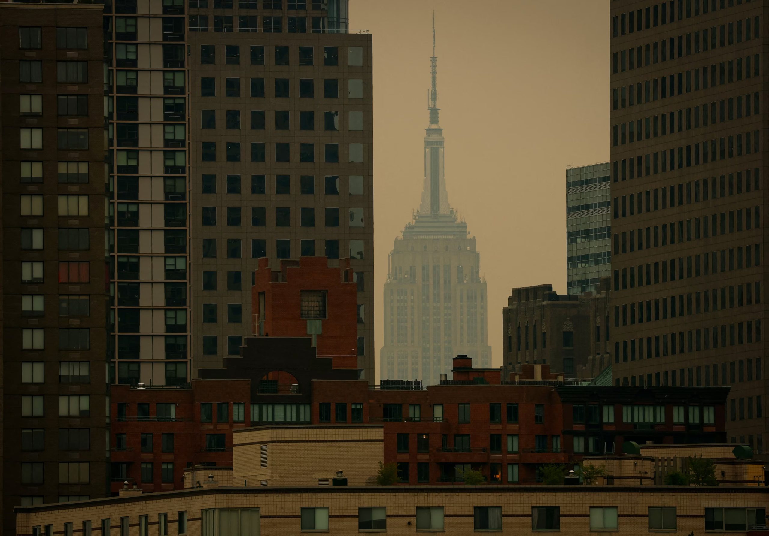 El Empire State Building se ve a través de una capa de humo de un incendio forestal en la ciudad de Nueva York, EE. UU., el 16 de julio de 2026. REUTERS/Mike Segar