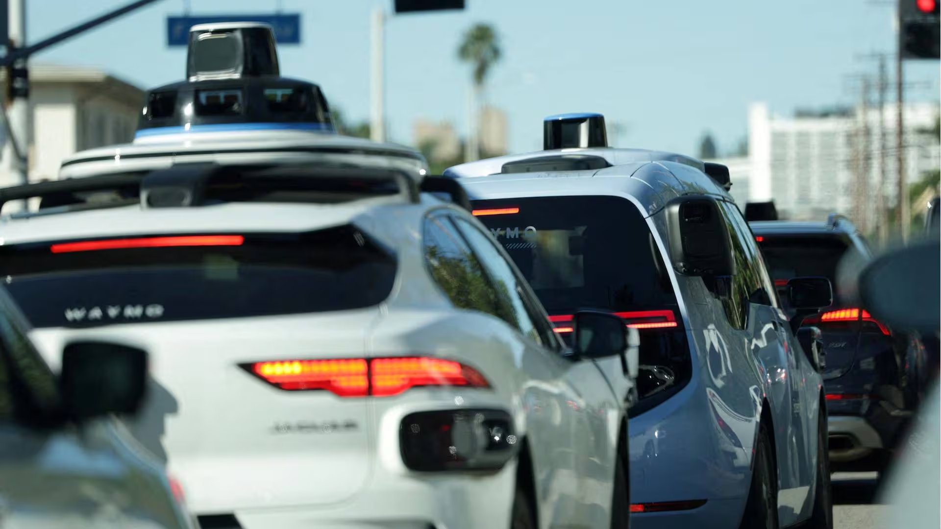 Waymo afirmó que tomó la situación con seriedad y señaló que evalúa el incidente para aprender de lo ocurrido con sus pasajeros (Reuters)