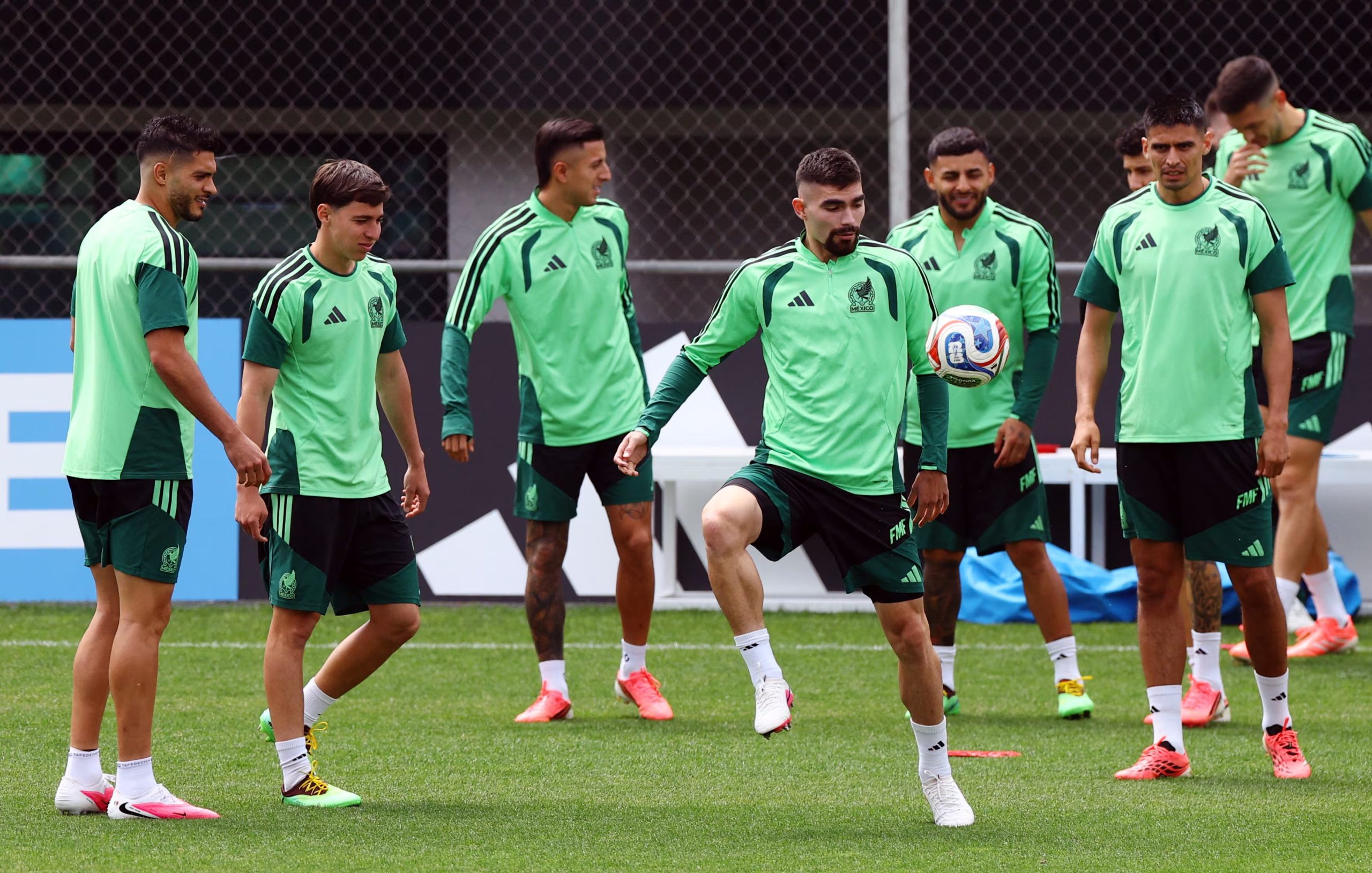 Javier Aguirre respetaría el esfuerzo colectivo de la Selección Mexicana y enviaría una zaga defensiva encabezada por Johan Vásquez y César Montes. REUTERS/Henry Romero