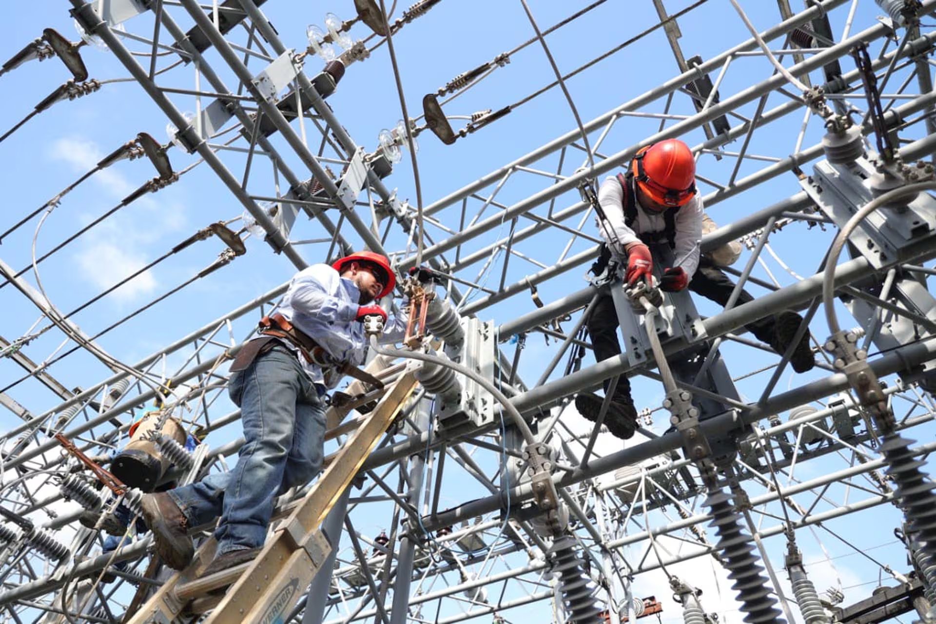 La profesión de electricista está bien blindada frente a la inteligencia artificial. Foto: INDE Guatemala