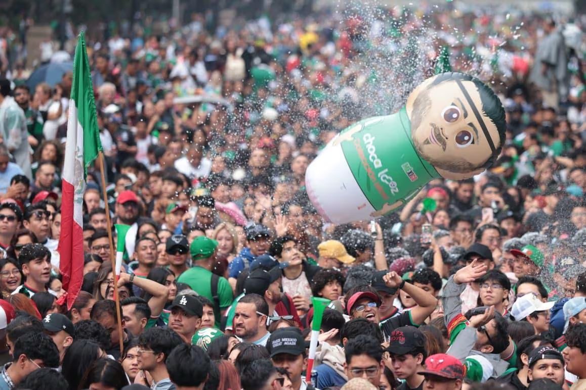 El gol de Luis Romo en el minuto 50 desató la fiesta en Ciudad de México: más de 300,000 personas llenaron el Ángel de la Independencia, el Zócalo y el Centro Histórico tras la victoria de México sobre Corea del Sur. (@GobCDMX)