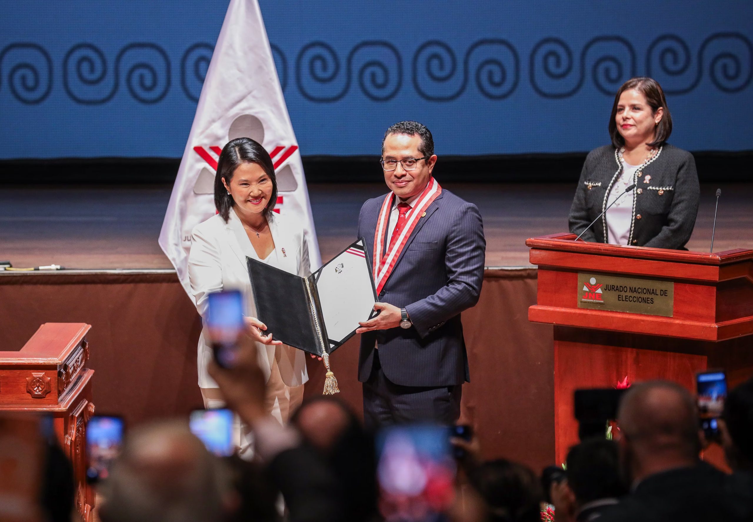 La presidenta electa de Perú, Keiko Fujimori, recibe sus credenciales de Roberto Burneo, titular del Jurado Nacional de Elecciones (JNE), en el Gran Teatro Nacional de San Borja, Lima. (Jurado Nacional de Elecciones)