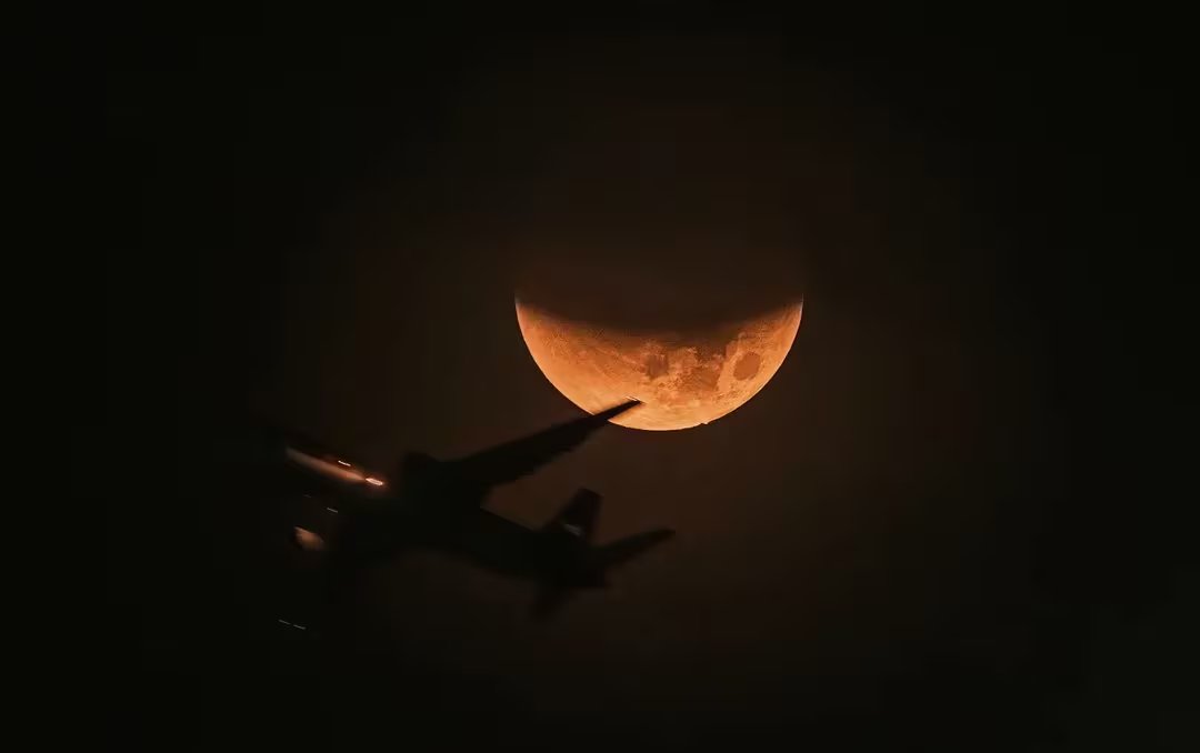 El eclipse será visible hasta la madrugada del 28 de agosto - crédito @holfmandi / Instagram