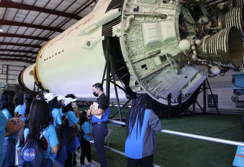 La iniciativa ofrecerá siete días de retos prácticos, mentorías y encuentros con expertas vinculadas a la NASA, en una experiencia pensada para impulsar vocaciones científicas entre adolescentes colombianas - crédito Fundación She Is