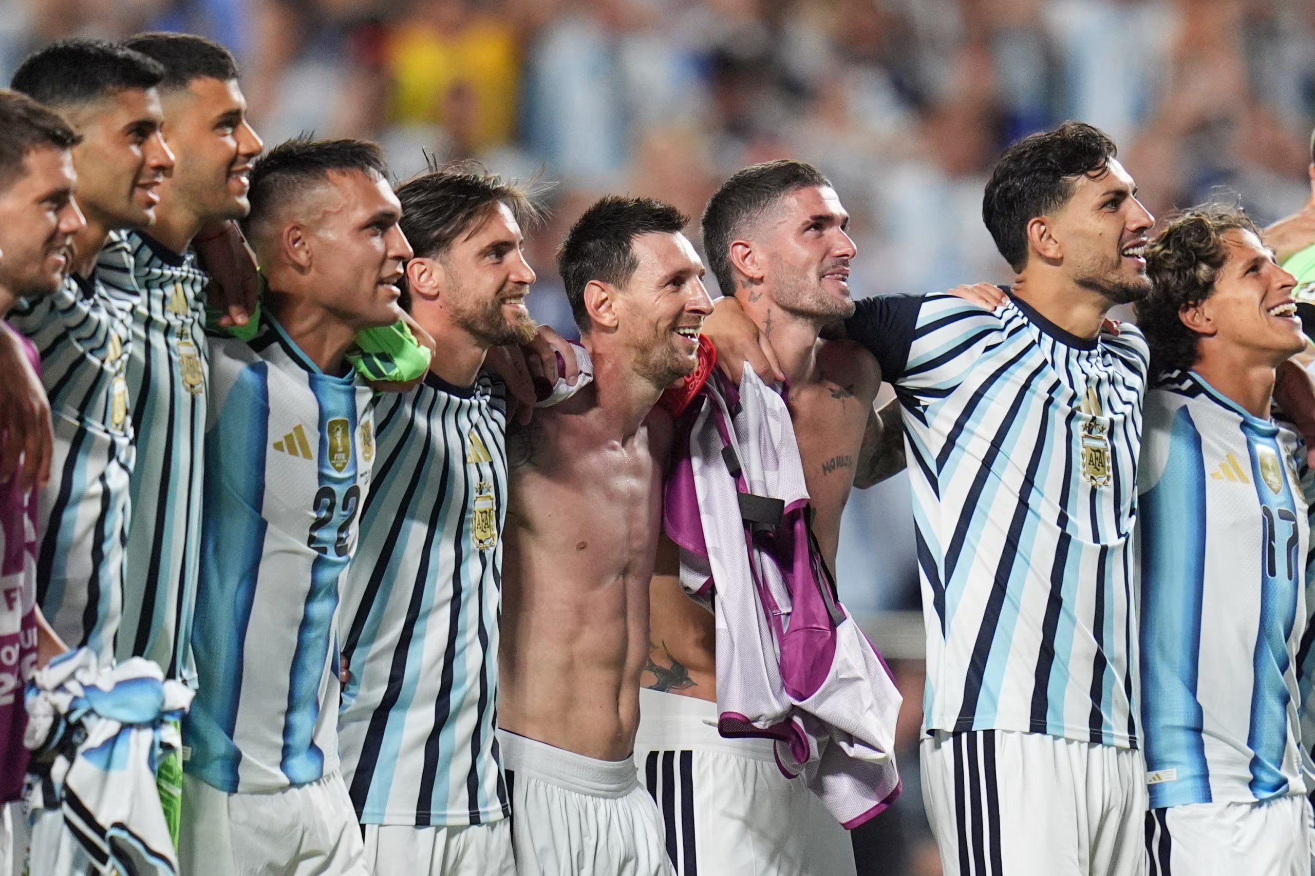 La selección argentina durante los festejos por el pase a la final, tras haber vencido a Inglaterra por 3 a 1 (AP)