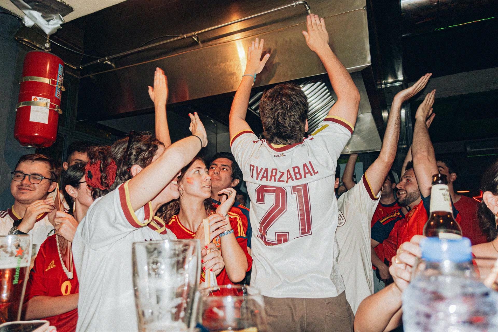 Un grupo de personas celebra la victoria de España en un local cerrado. (Europa Press)