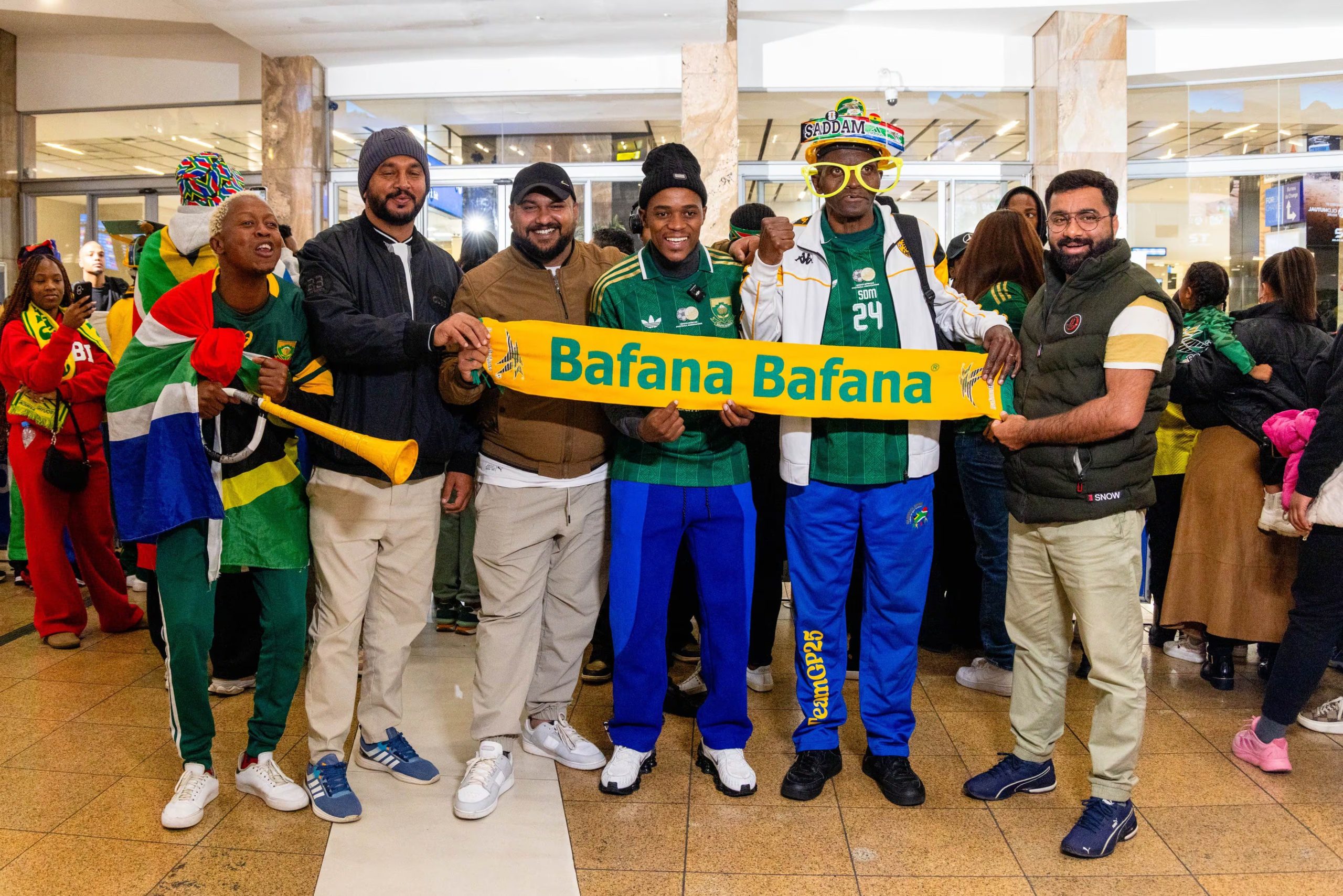 La llegada de Bafana Bafana al Aeropuerto Internacional O.R. Tambo desencadenó una escena poco habitual en Sudáfrica (X@StandardBankZA)