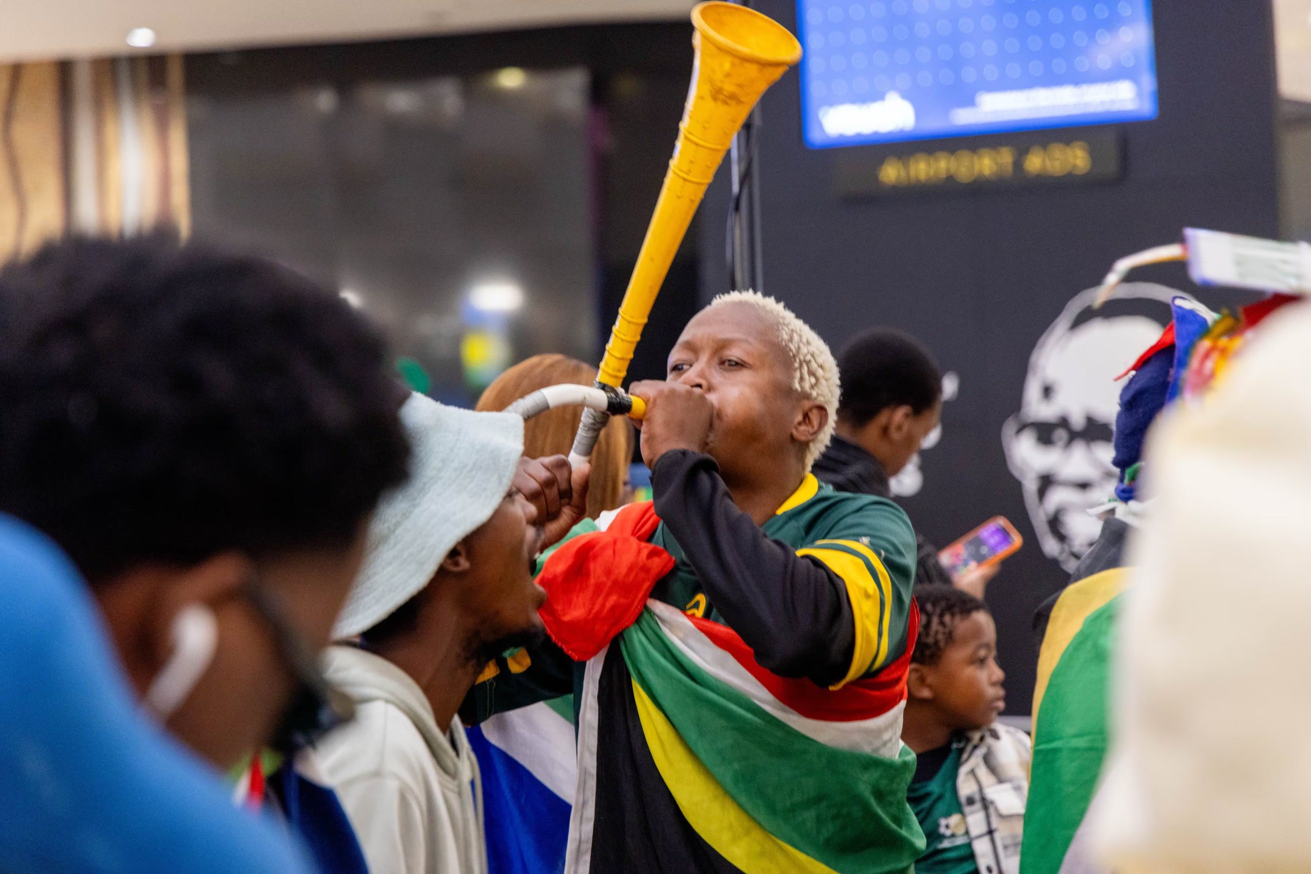La llegada de Bafana Bafana al Aeropuerto Internacional O.R. Tambo desencadenó una escena poco habitual en Sudáfrica (X@StandardBankZA)
