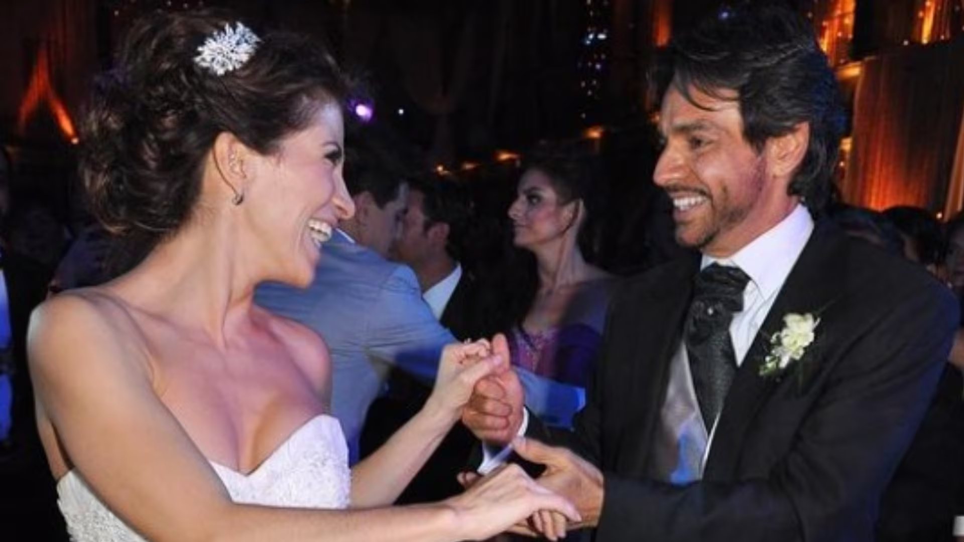 Tienen una hija en común, Aitana Derbez, nacida en agosto de 2014. La familia también incluye a los hijos mayores del actor: Aislinn, Vadhir y José Eduardo, fruto de relaciones anteriores, todos ellos protagonistas del reality De viaje con los Derbez. (IG: alexrosaldo)