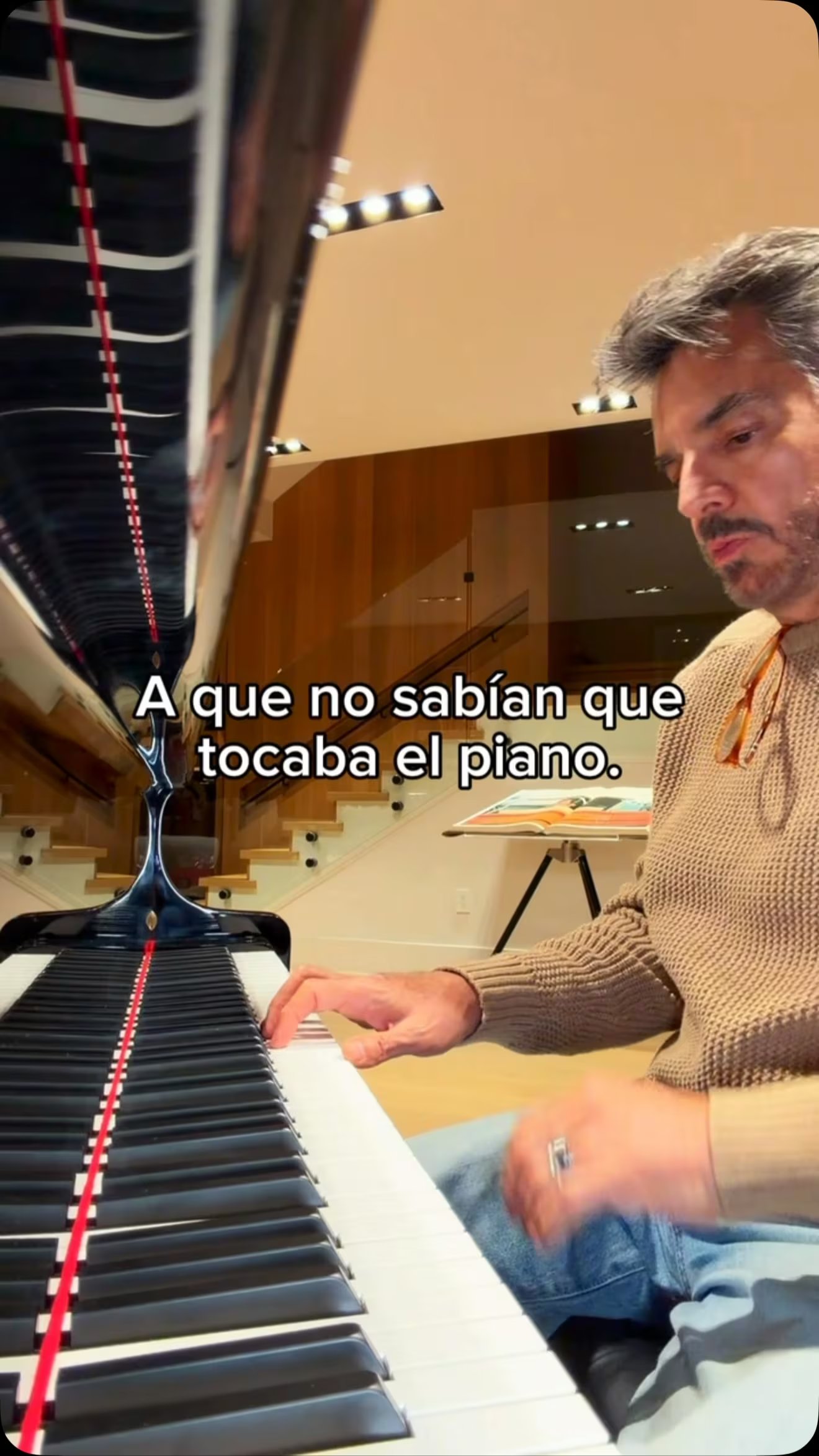 Entre los comentarios predominaron los emojis de aplausos y corazones, aunque tampoco faltaron las bromas: varios usuarios le pidieron que tocara canciones de Dragon Ball GT (Eugenio Derbéz/Instagram)