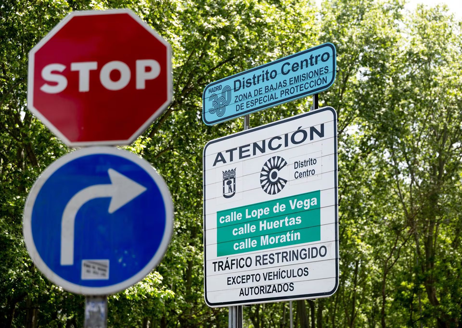 Un cartel en la Zona de Bajas Emisiones en el centro de la ciudad, a 22 de abril de 2026, en Madrid (España). (Eduardo Parra./ Europa Press)
