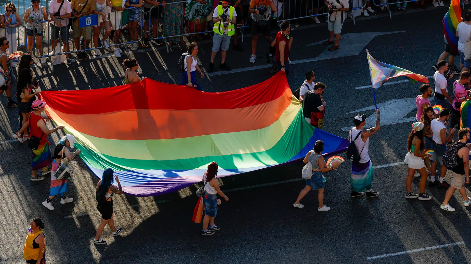 Vista general de la manifestación del Orgullo 2026 a su paso por la Plaza de Cibeles (Madrid). (EFE/ J.J.Guillén)