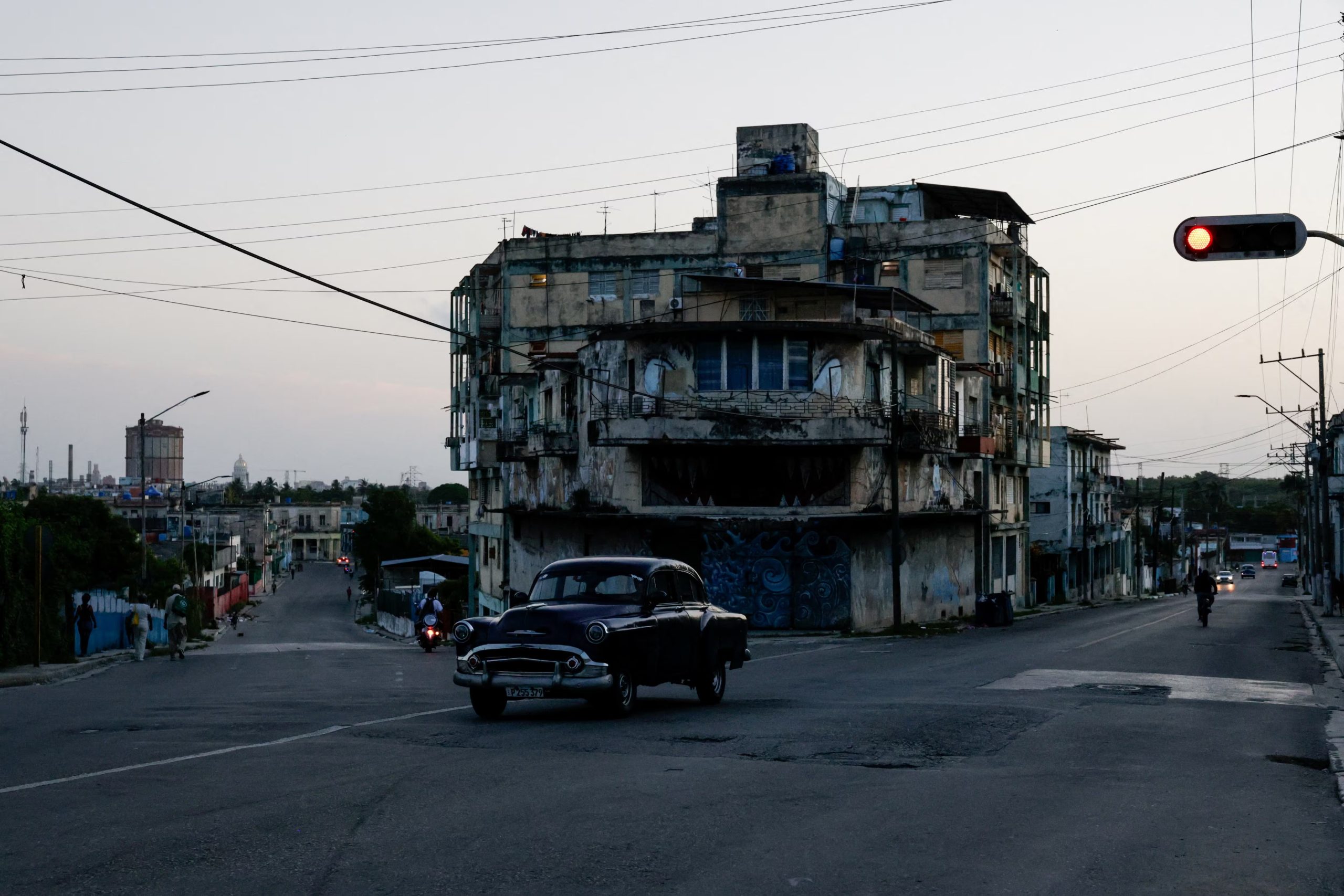 Un coche clásico circula por una calle antes de que se restableciera la red eléctrica nacional de Cuba tras su colapso, que supuso el tercer apagón importante en nueve días, en La Habana, Cuba, el 15 de julio de 2026 (REUTERS/Norlys Pérez/Archivo)