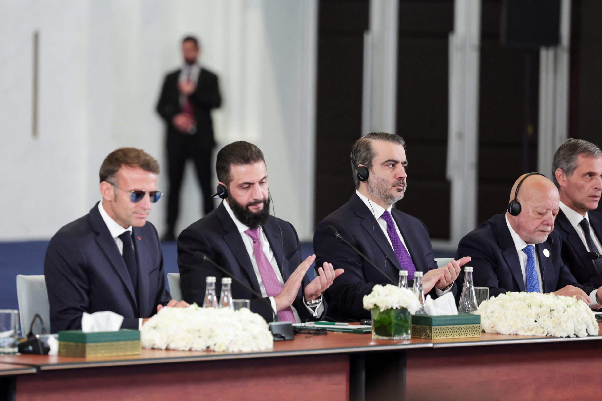Macron en una reunión con el presidende de Siria, Ahmed Al-Sharaa, y el ministro de Exteriores sirio Asaad Hassan Al-Shaibani, en Damasco. (REUTERS/Mahmoud Hassano)
