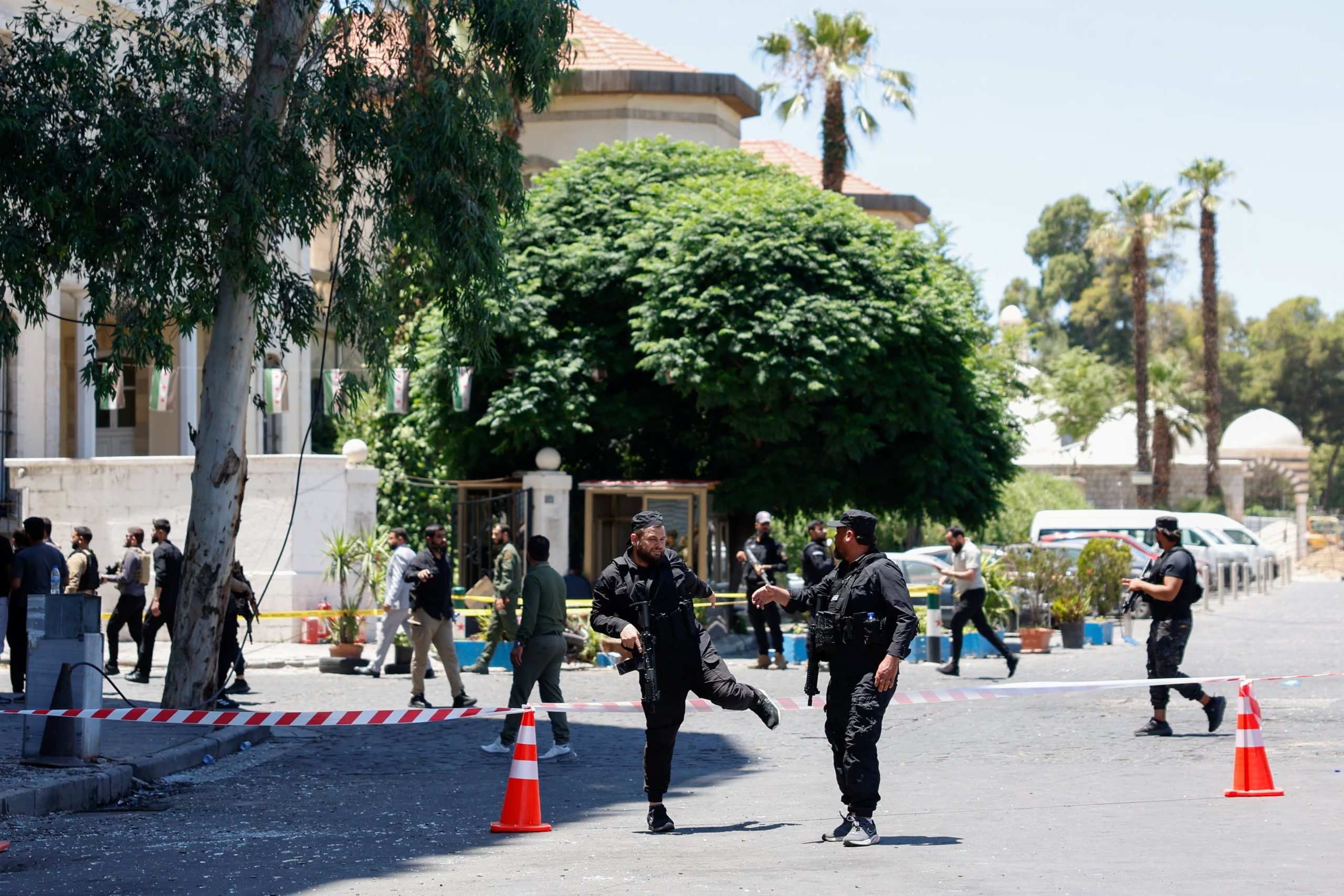 Agentes de policía cerca del lugar de las explosiones y al lado del hotel donde se alojaba Macron. (REUTERS/Yamam Al Shaar)