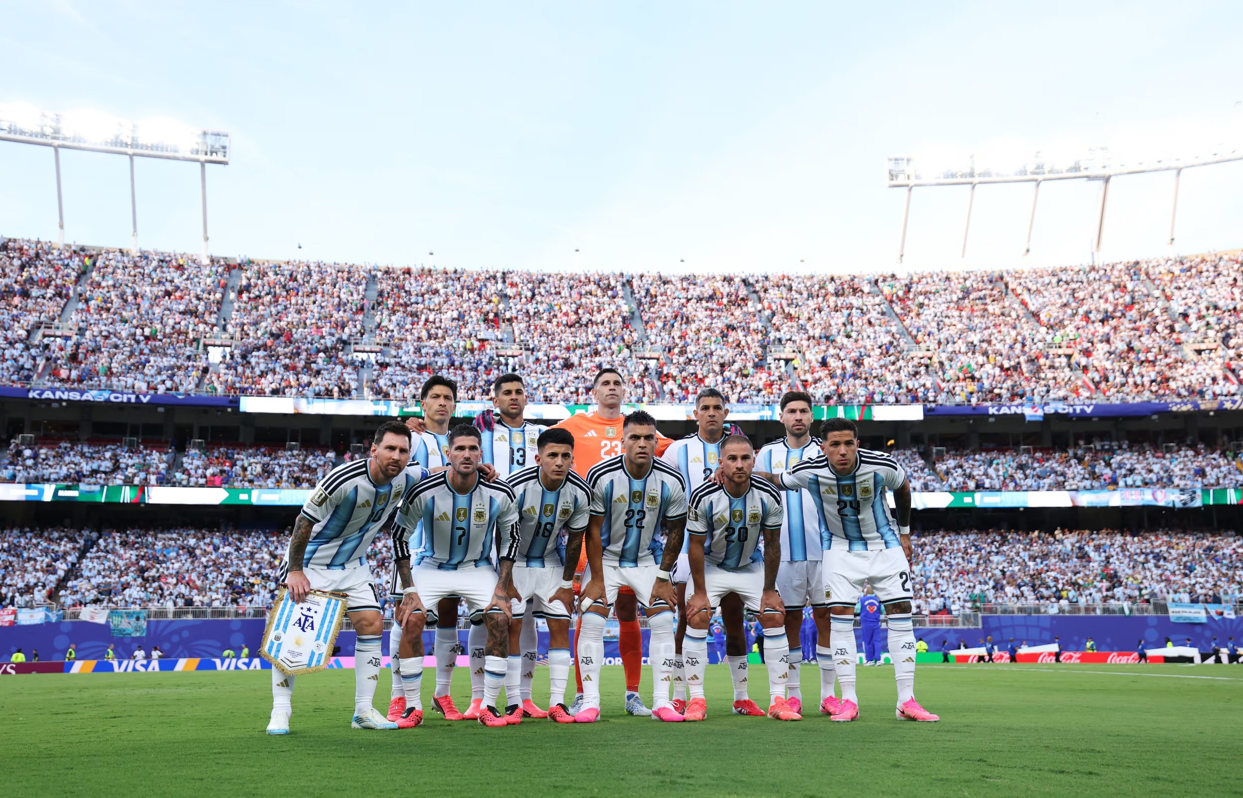 El debut ante Argelia fue con toda la indumentaria titular (Foto: Michael Steele/AFP)