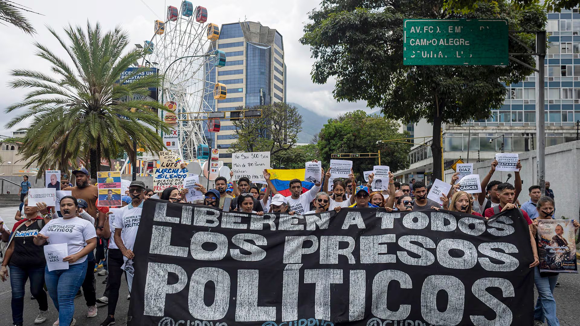 Personas se manifiestan de manera silenciosa para exigir justicia y la libertad de los presos políticos en Caracas (Venezuela) (EFE/ Miguel Gutiérrez/Archivo)
