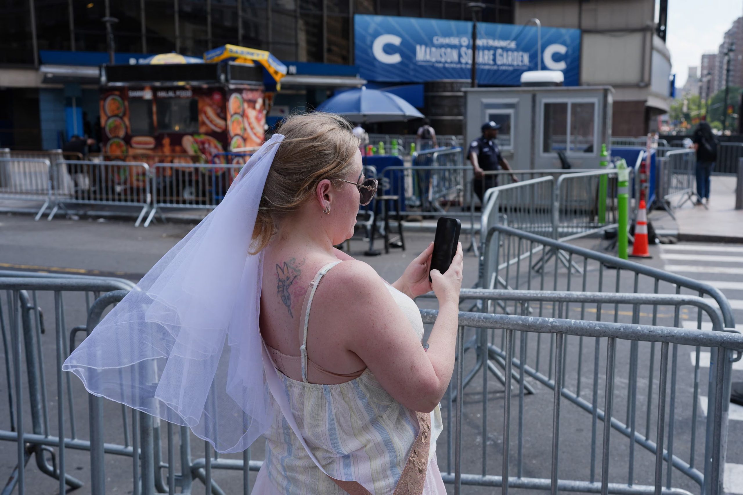 Para evitar desorden, autoridades habilitaron un espacio para alrededor de 1000 personas afuera del Madison Square Garden para que los fans puedan reunirse
REUTERS/Christian Monterrosa