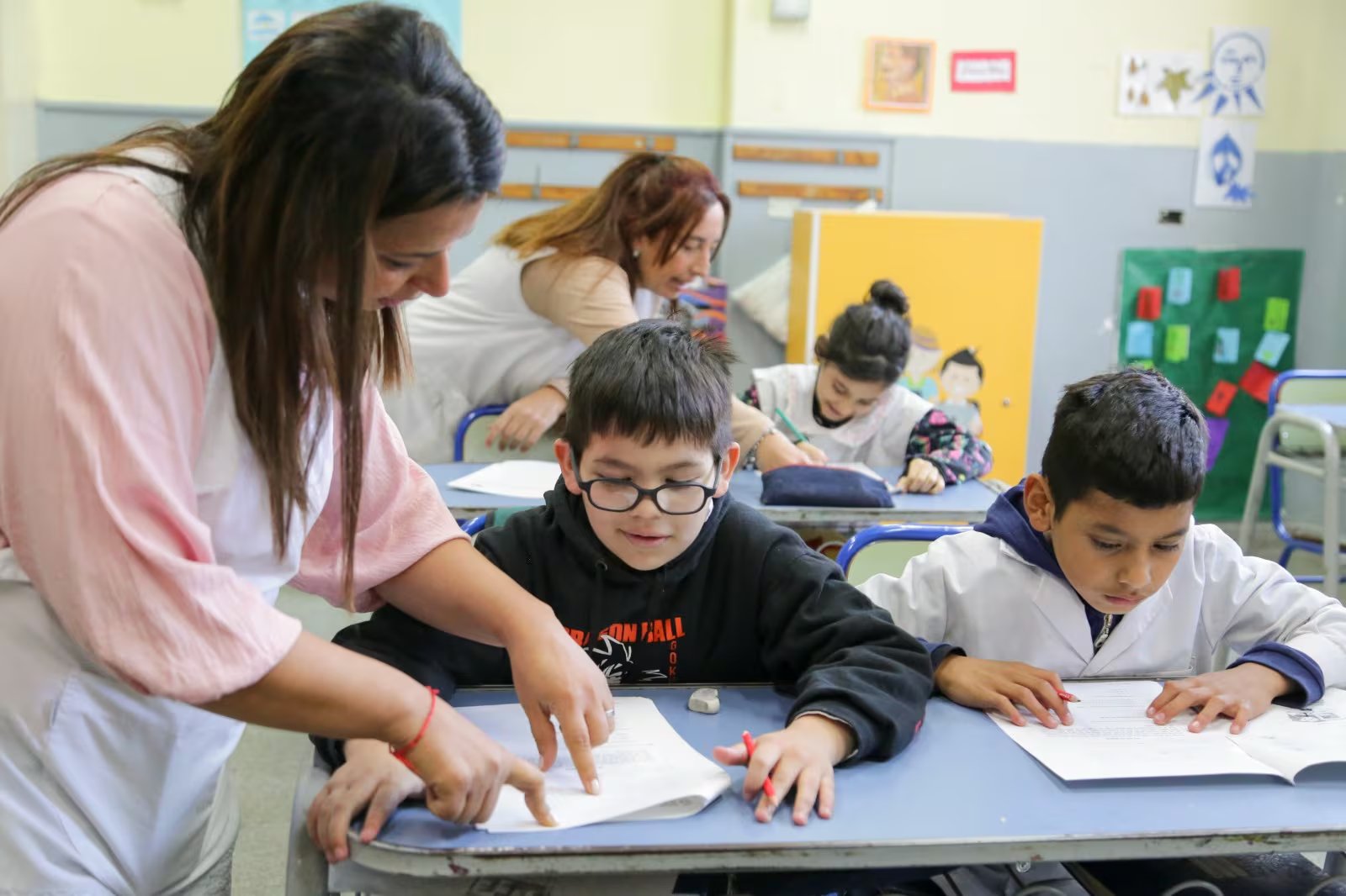 Peirone plantea que la escuela no puede abordar esta transformación desde la añoranza por los hábitos que se pierden, sino que debe entrar en diálogo con la cultura actual y ampliar su concepción de la alfabetización.